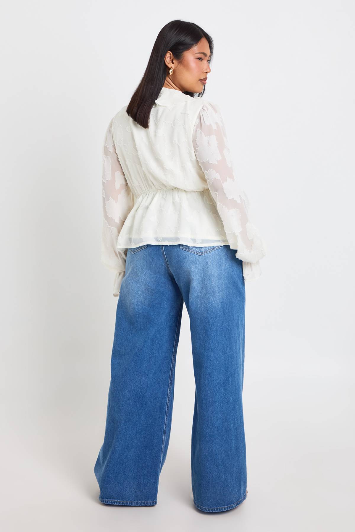 boohoo Haut Tunique Grande Taille À Motif Dévoré Avec Nœud Frontal Et Volants