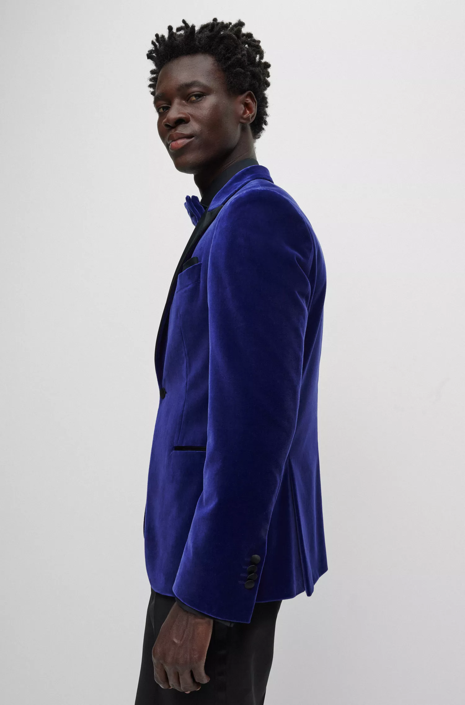 Blazer de smoking BOSS preto, corte slim, em veludo de puro algodão.