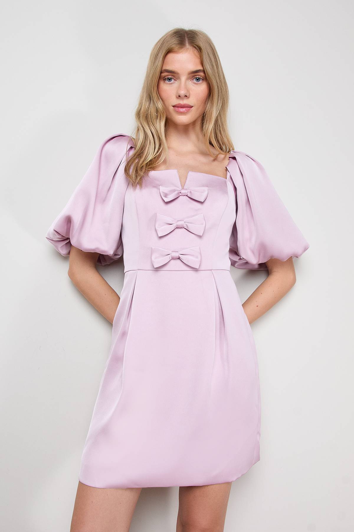 Oasis Robe Mini à Encolure Carrée avec Nœud Devant en Satin