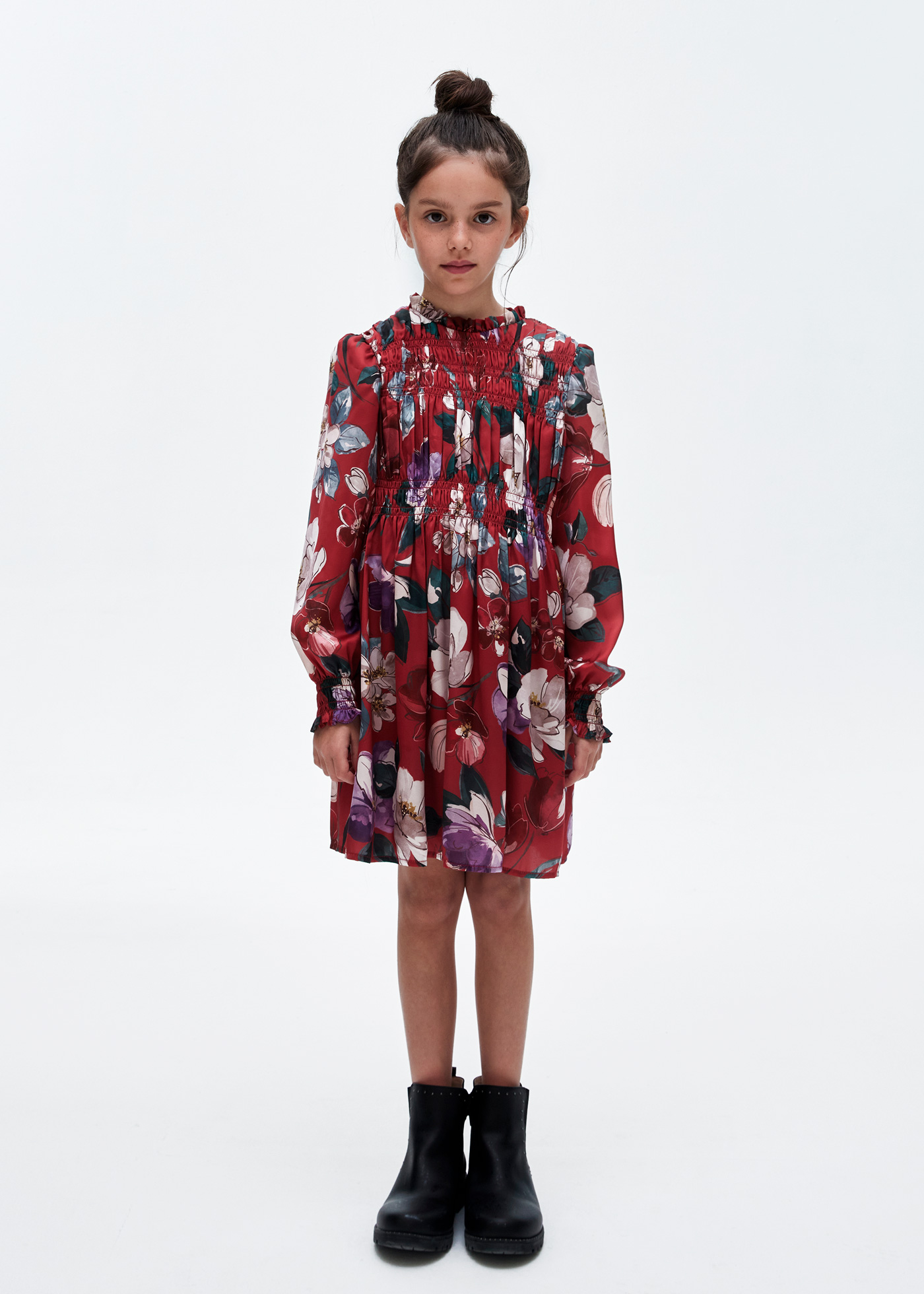 Vestido infantil com estampa de bolinhas e detalhes franzidos.