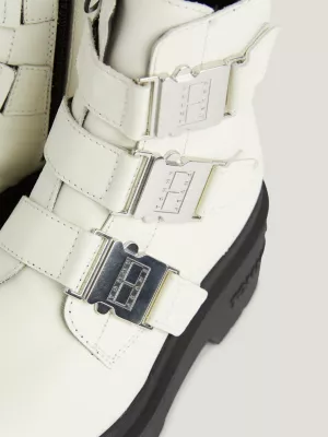 Botas de couro com fivela robusta