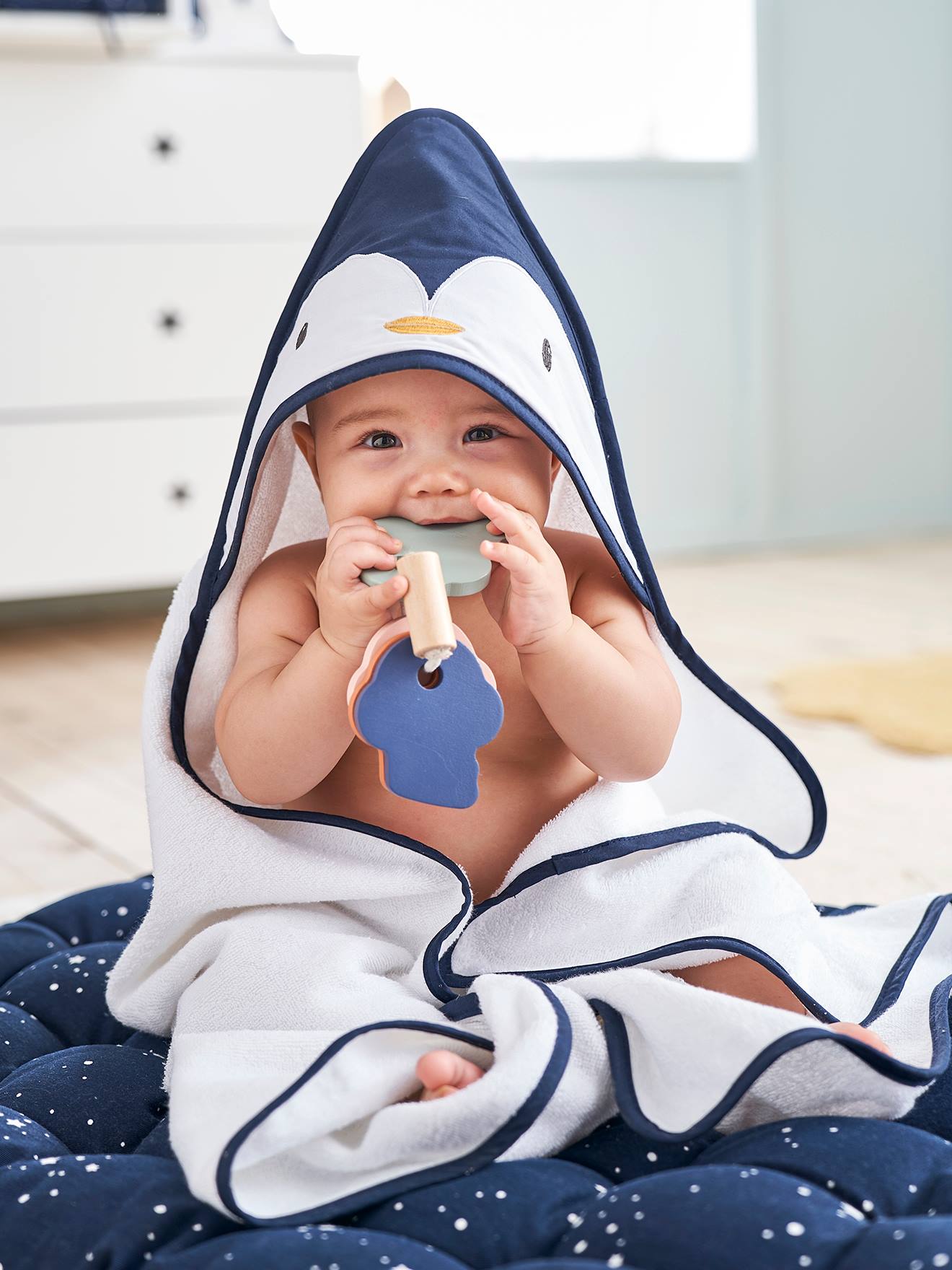 Conjunto de capa de banho e luvas Penguin, branco claro, liso com estampas.