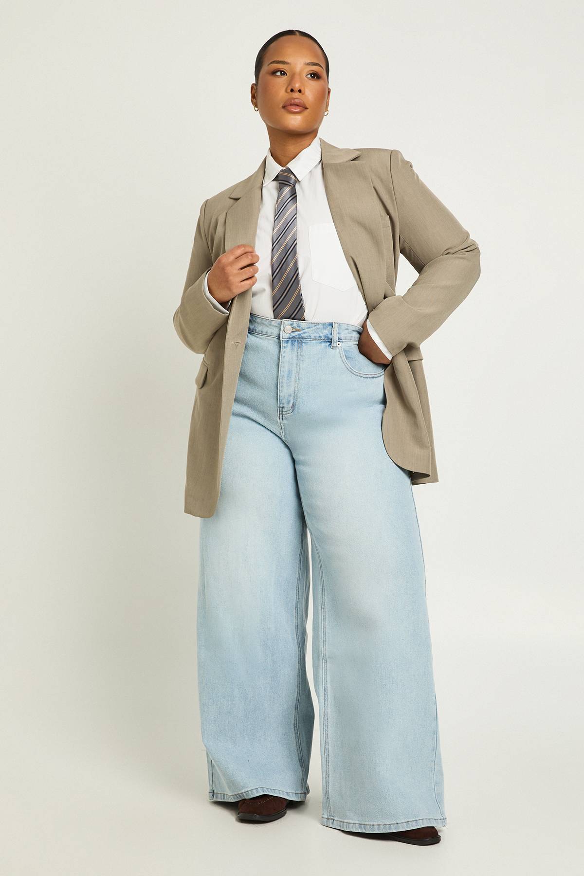 boohoo Jean Grande Taille Taille Mi-haute Coupe Large Évasée