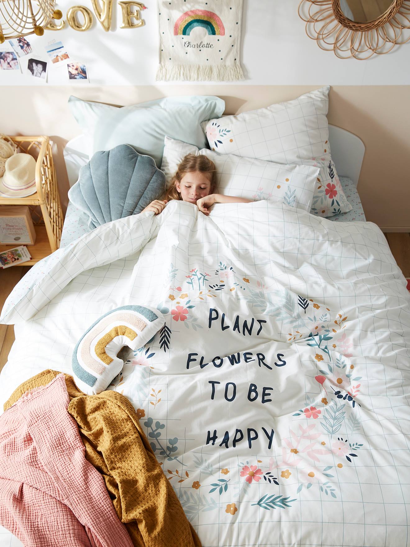 Conjunto de capa de edredom e fronha infantil em algodão orgânico, com estampa floral lisa em branco claro.
