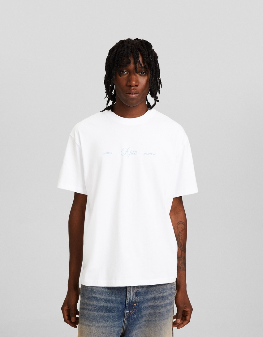 Camiseta de manga curta com modelagem quadrada e estampa bordada