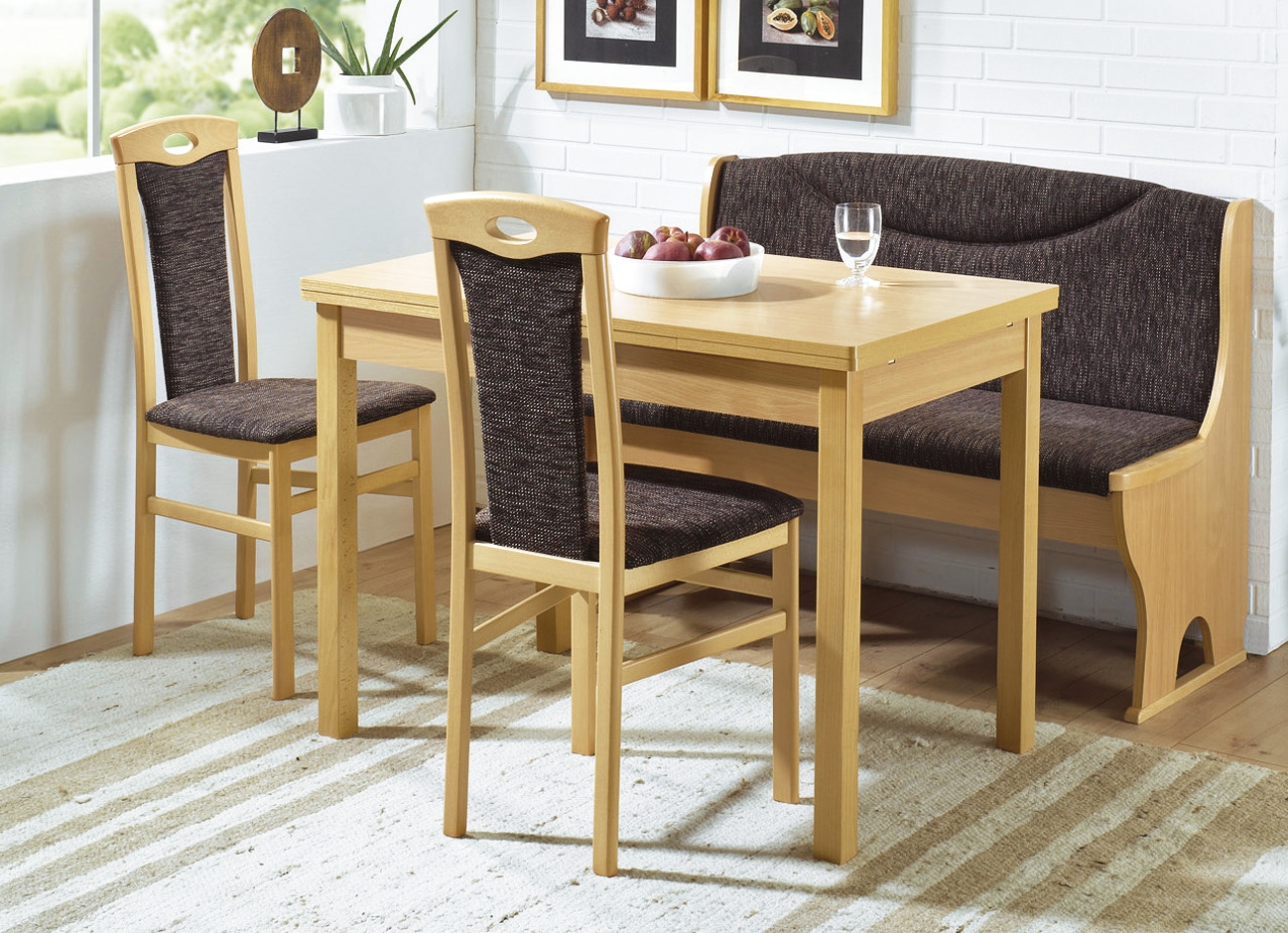 Elegante Bankgruppe mit Zierfräsungen und Massivholzteilen