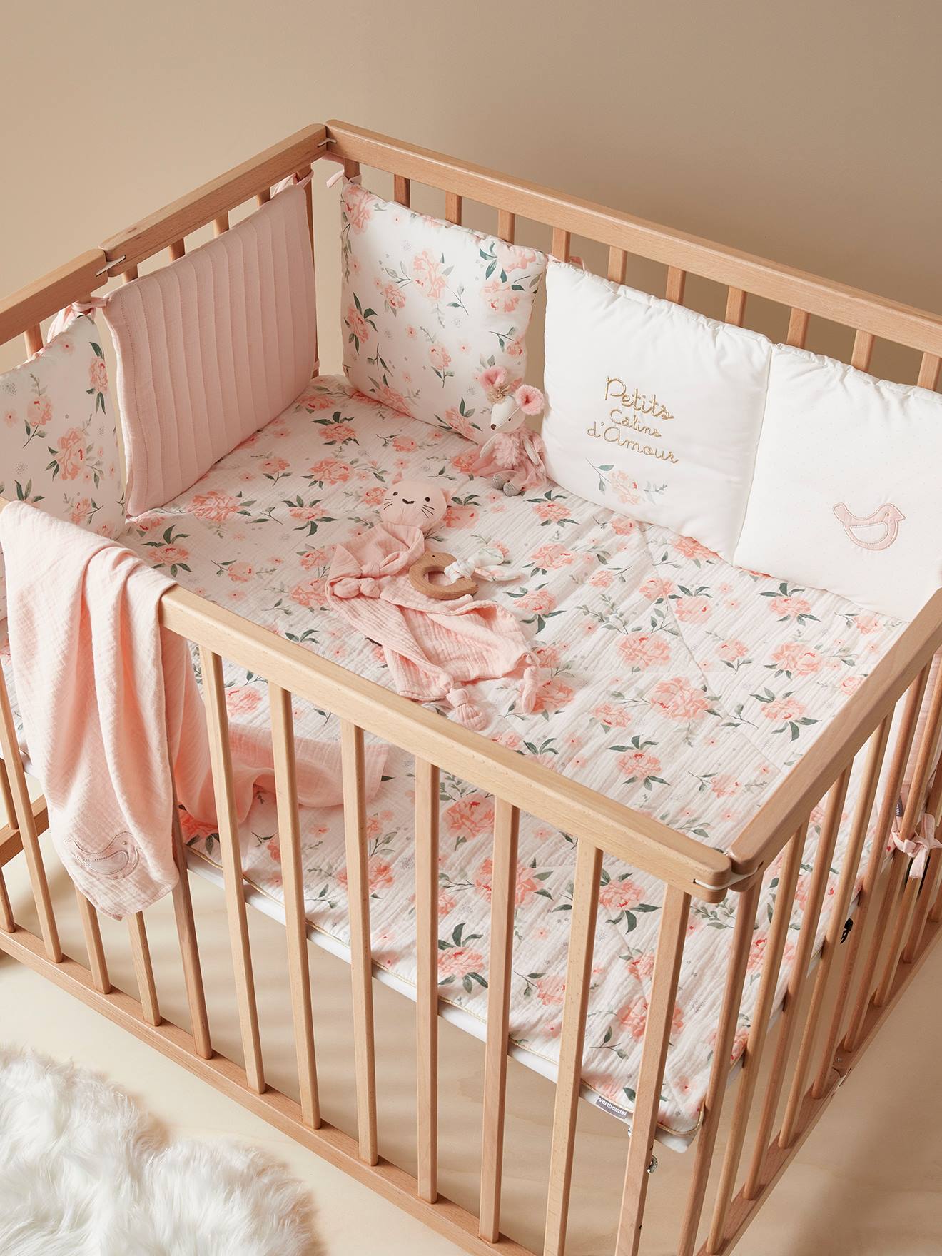 Protetor de berço modular/protetor de cercado infantil Eau de Rose, branco claro, liso com estampas.