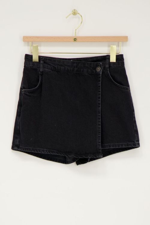 Zwarte denim skort met overslag en knoop
