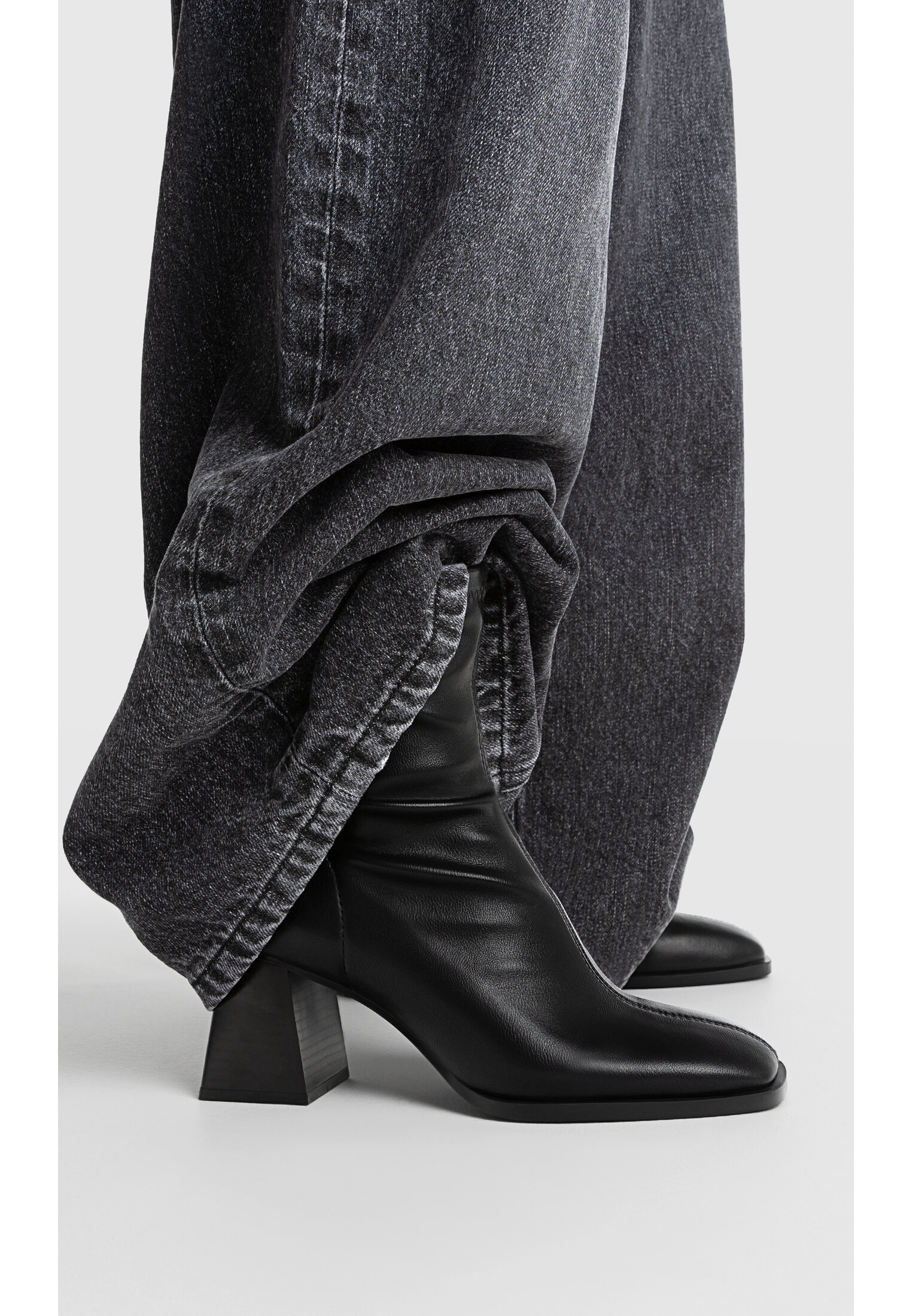 Botas de salto médio com pernas elásticas