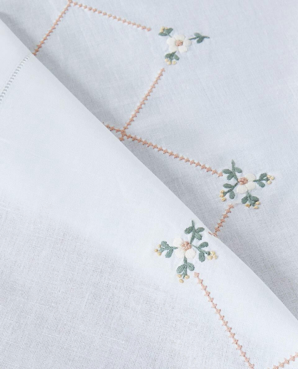 CAMINHO DE MESA COM FLORES BORDADAS