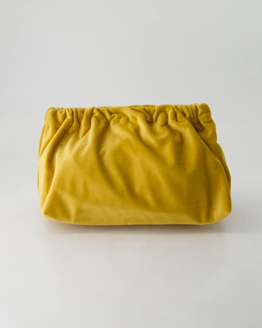 Sorbet Island Velvet Clutch Clutch in Gelb