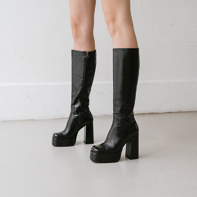 Bottes à plateformes et bouts ronds  en cuir vernis noir