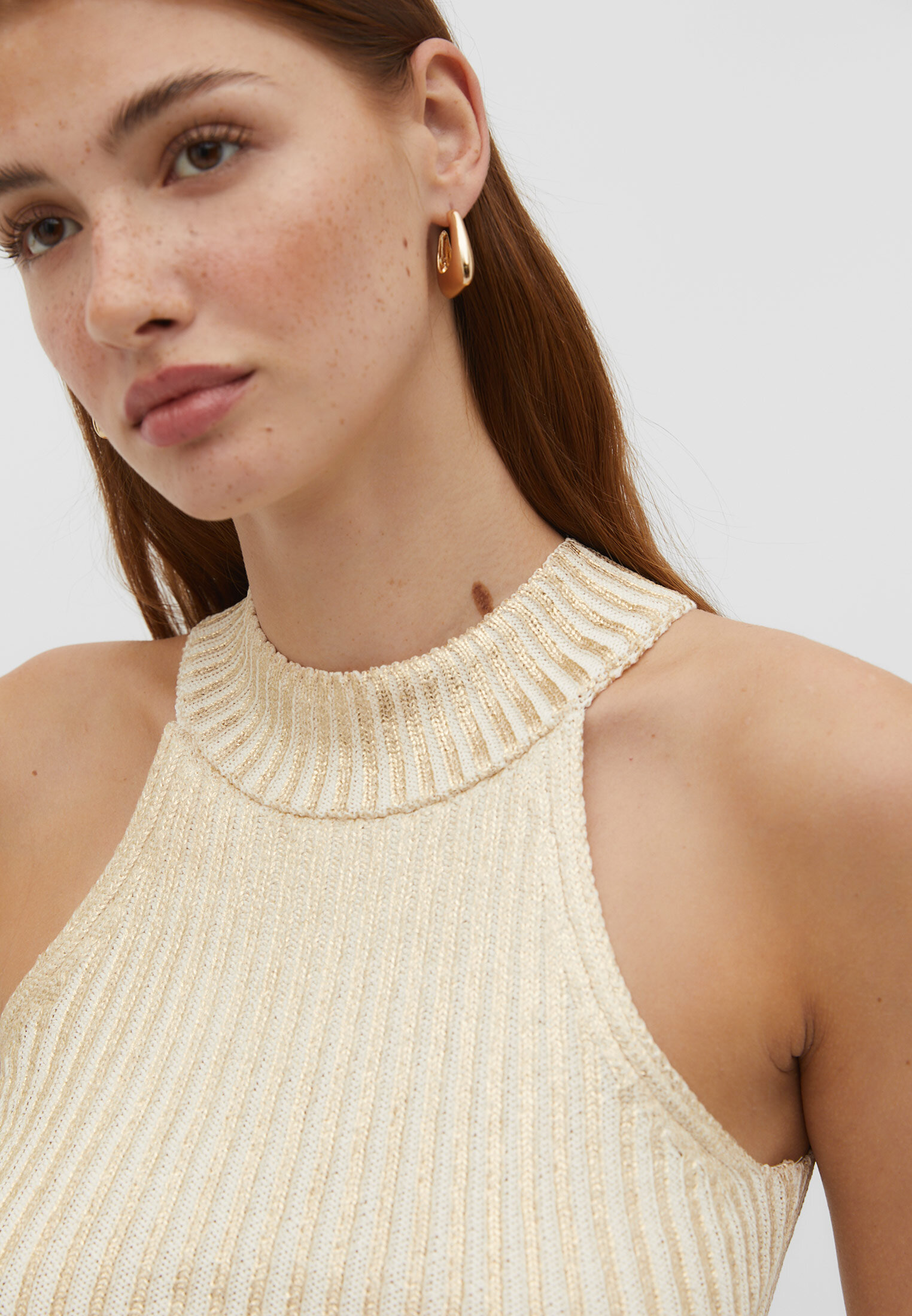 Top halter em tricô metálico