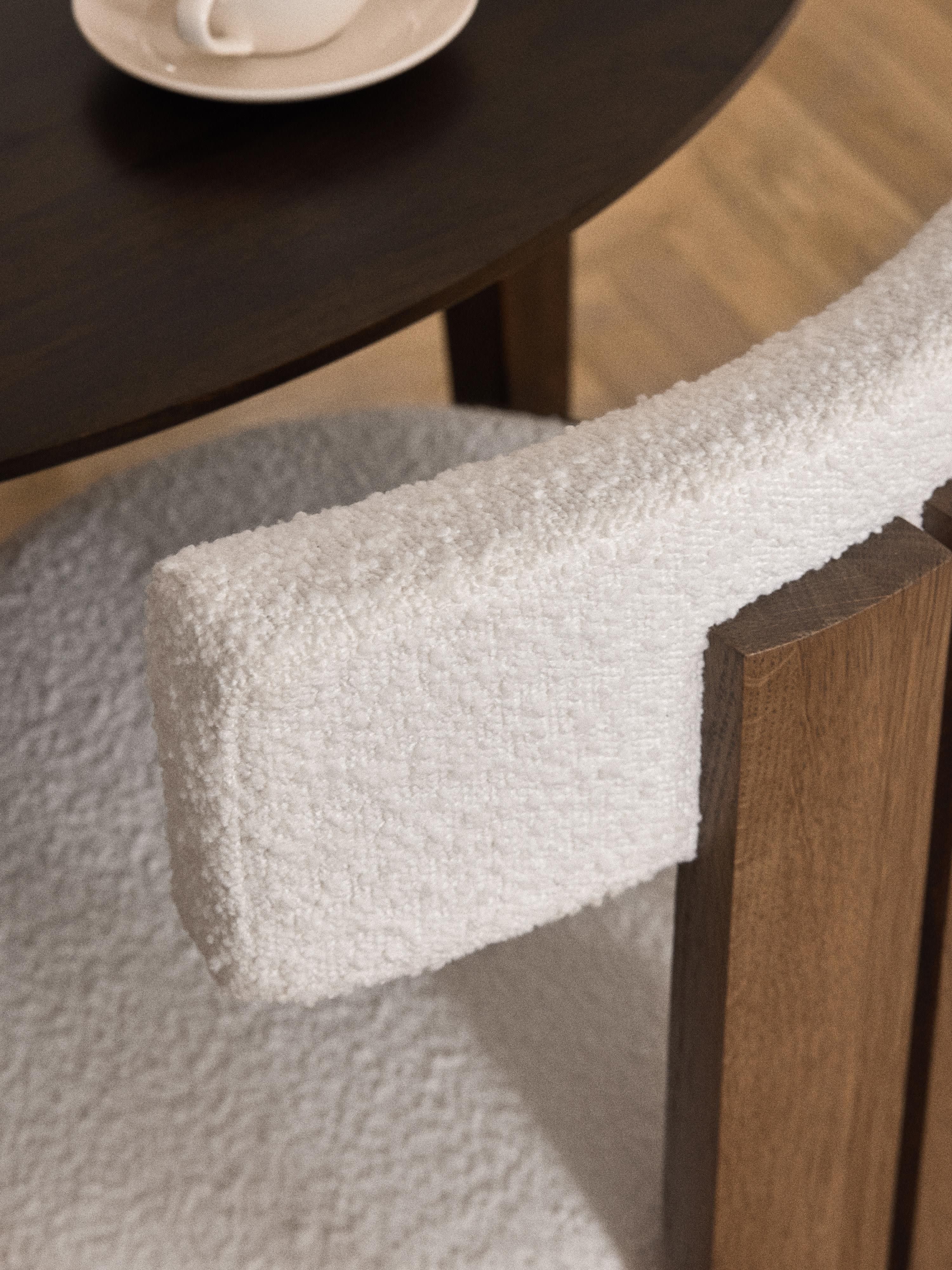 Houten stoel Katya met bouclé bekleding