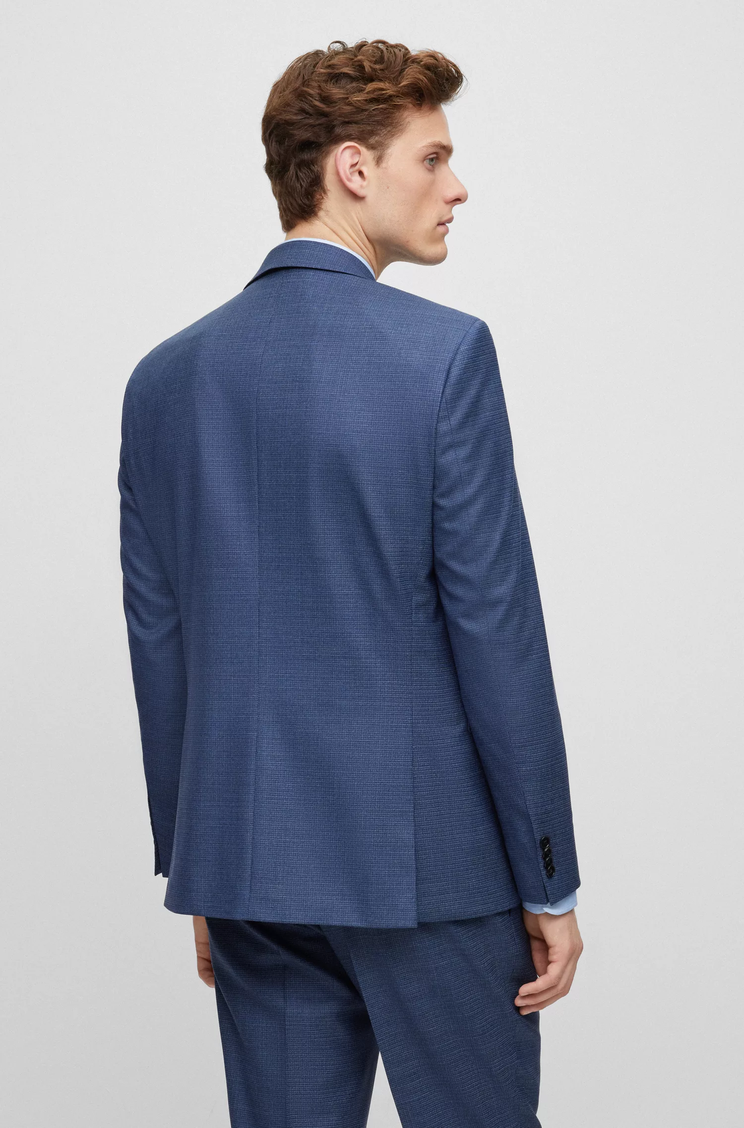 Terno BOSS preto, corte regular, em mistura de lã com microestampa.