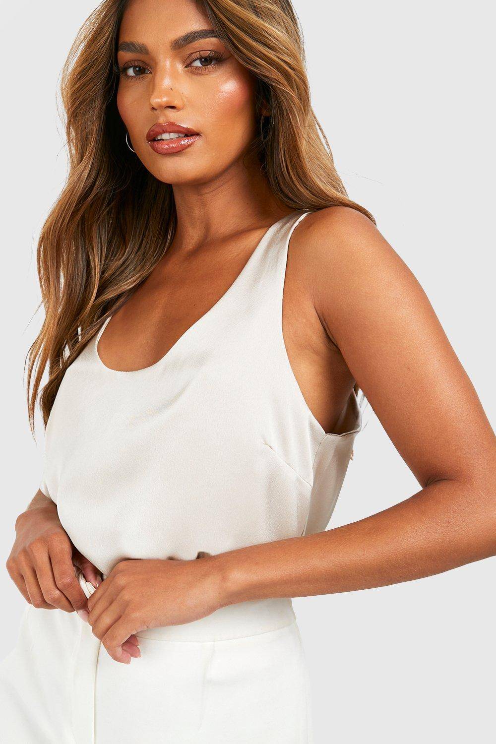 boohoo Camisole basique en satin à encolure échancrée