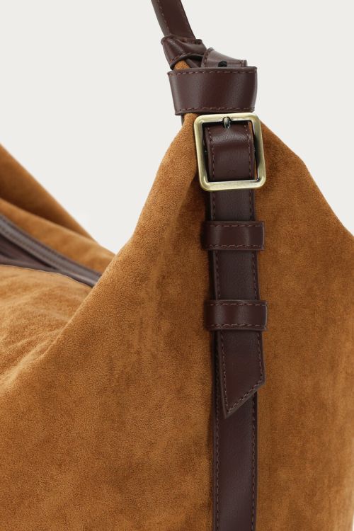 Cognac schoudertas in suède look met gesp