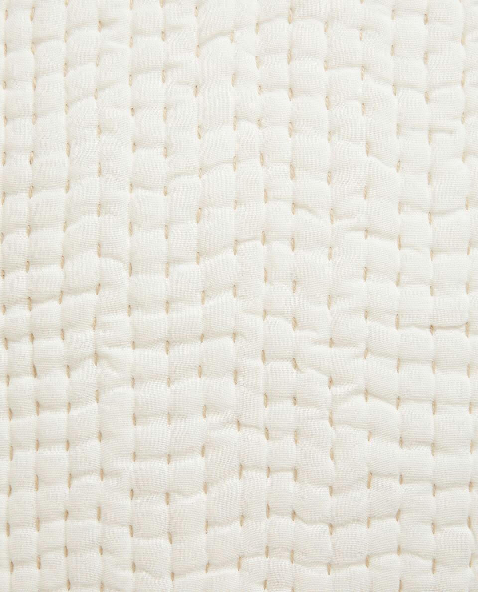 CAPA DE ALMOFADA COM COSTURA DETALHADA