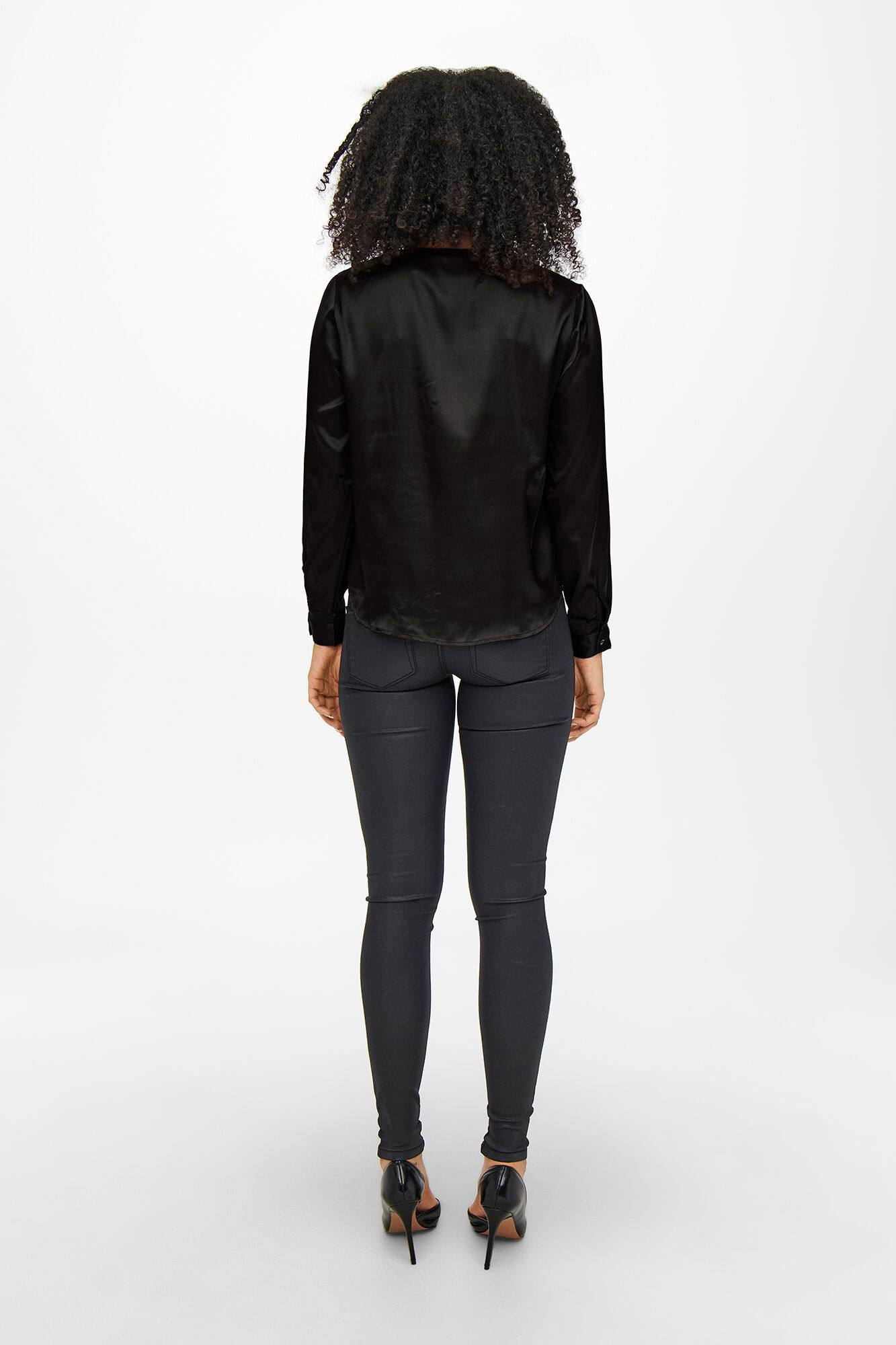 blusa de cetim de mangas compridas