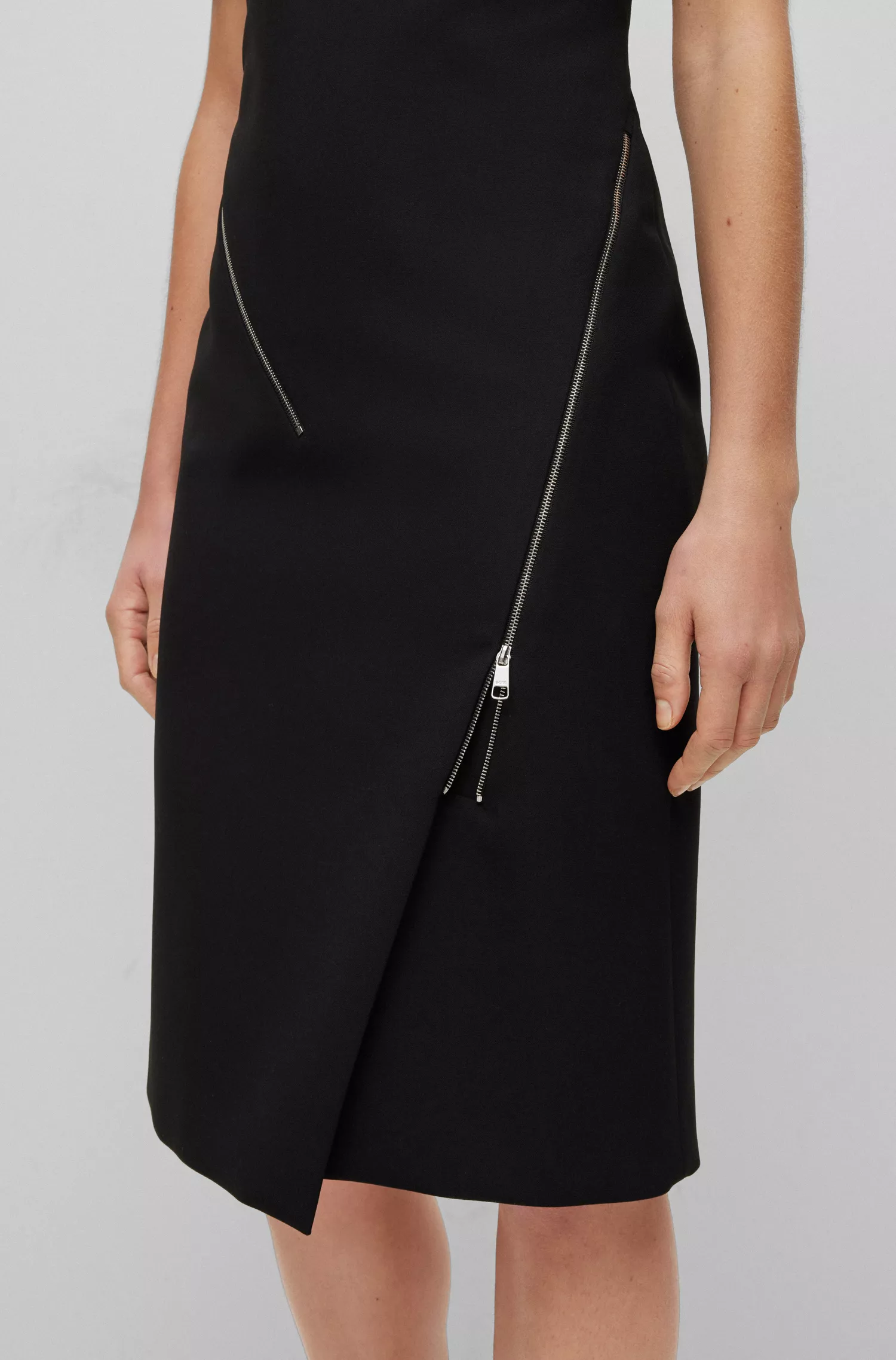 Vestido preto BOSS com decote em V e detalhes em zíper.