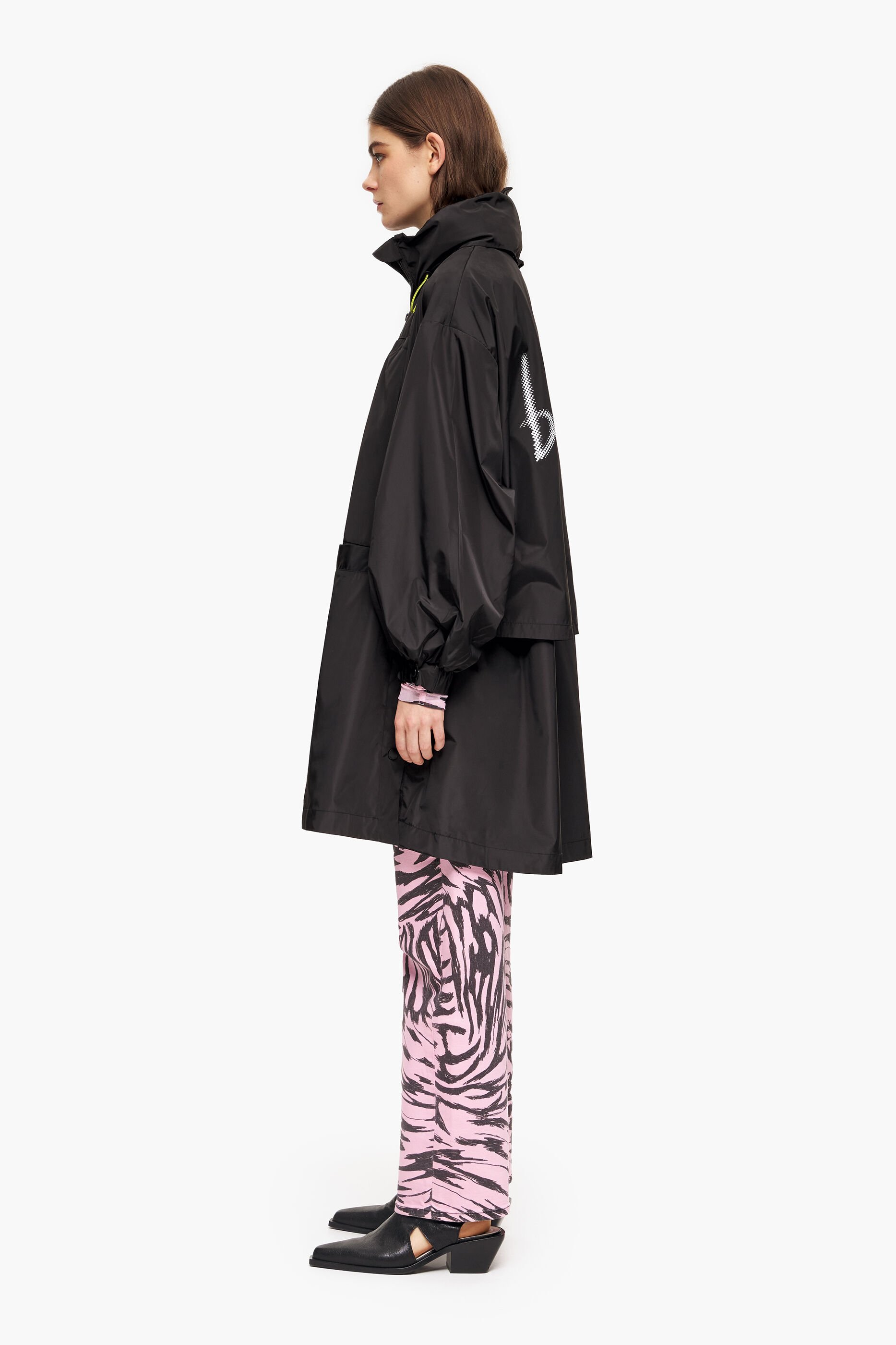 Trench coat preto com boca de sino