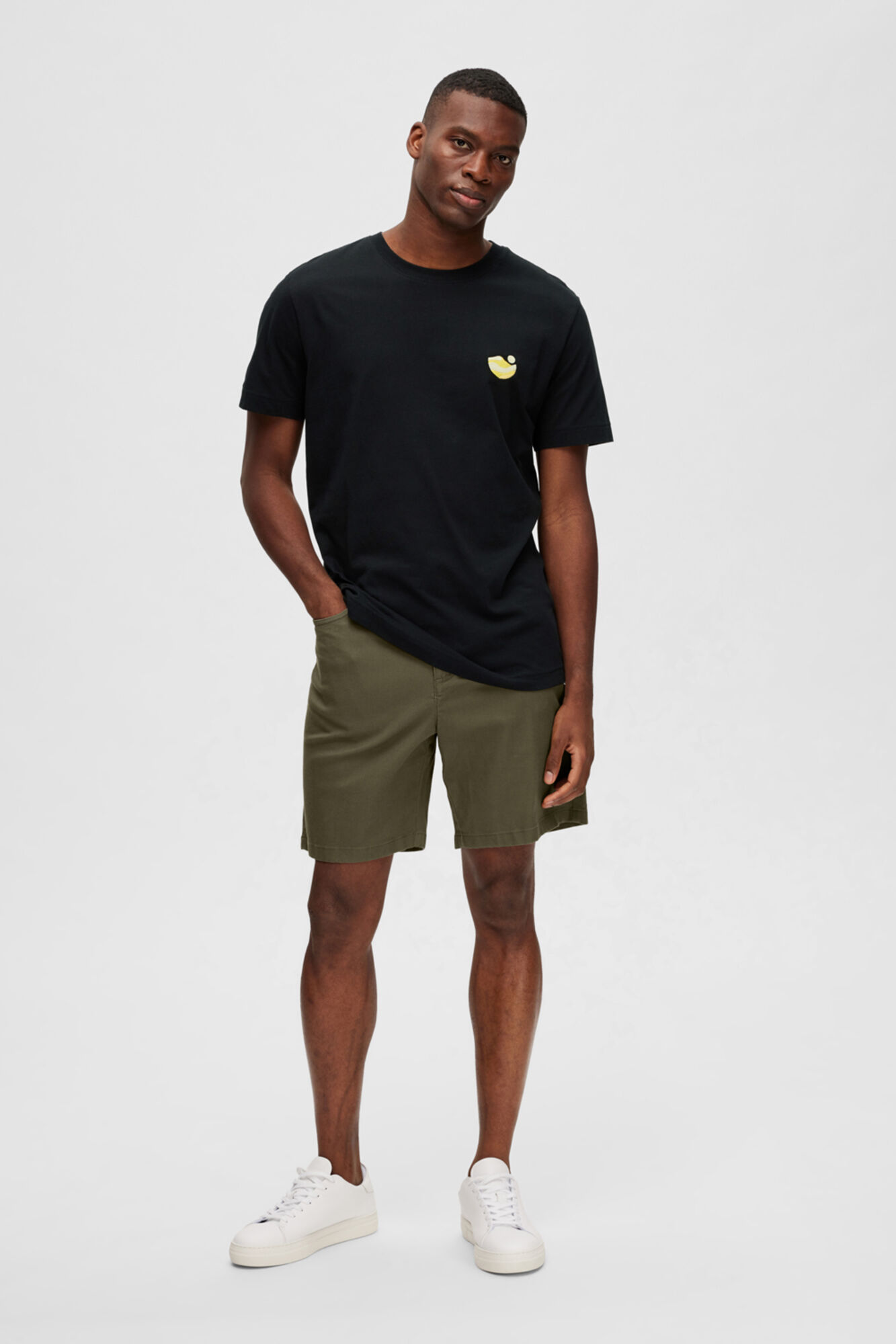 Camiseta de algodão orgânico com detalhes bordados - Preta