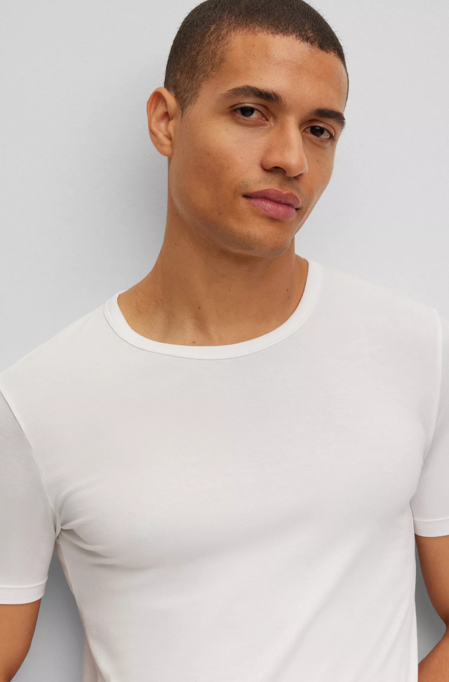 BOSS Black - Pacote com duas camisetas de algodão elástico com logotipo.