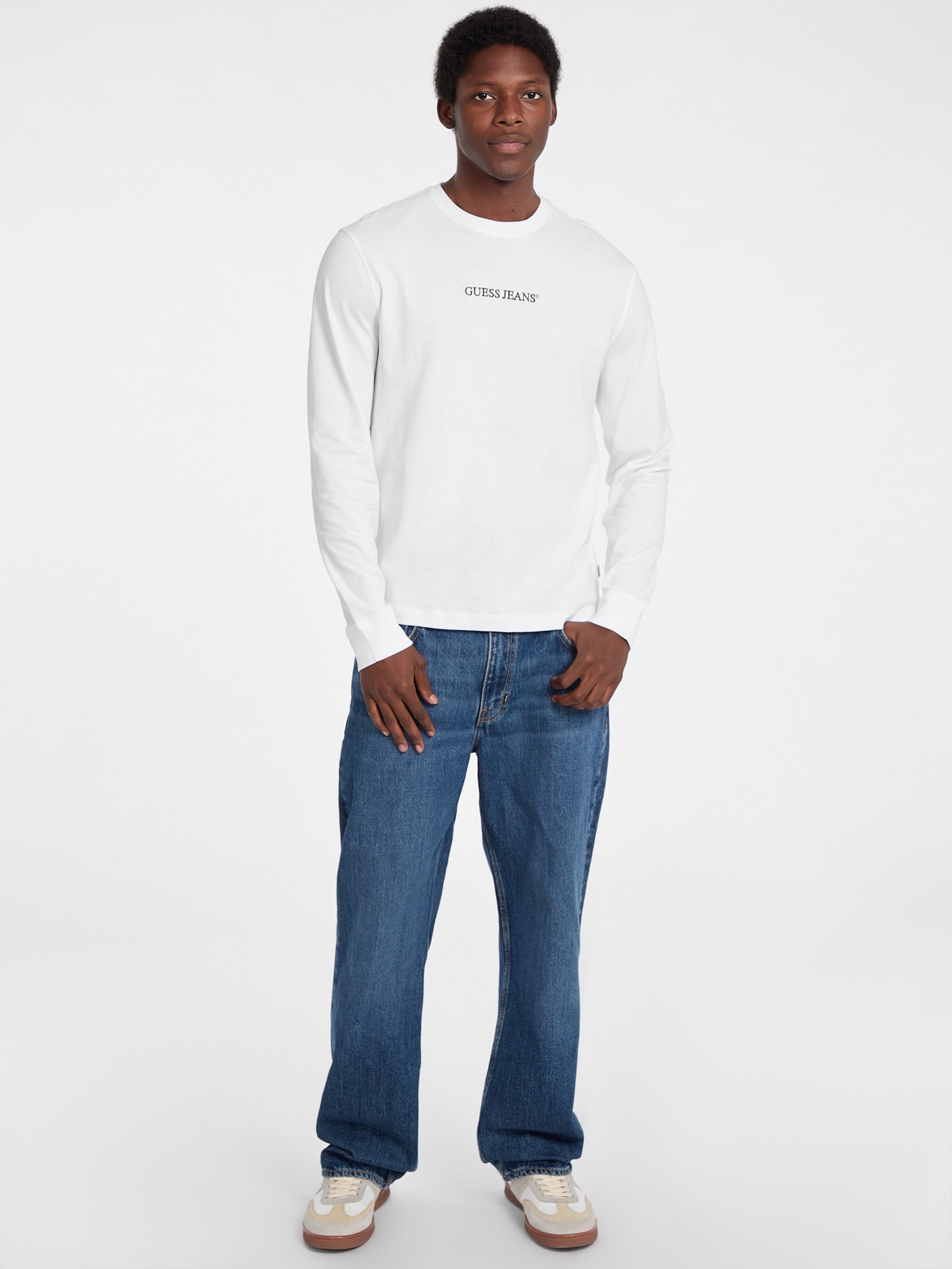 Camiseta com gola redonda e logo