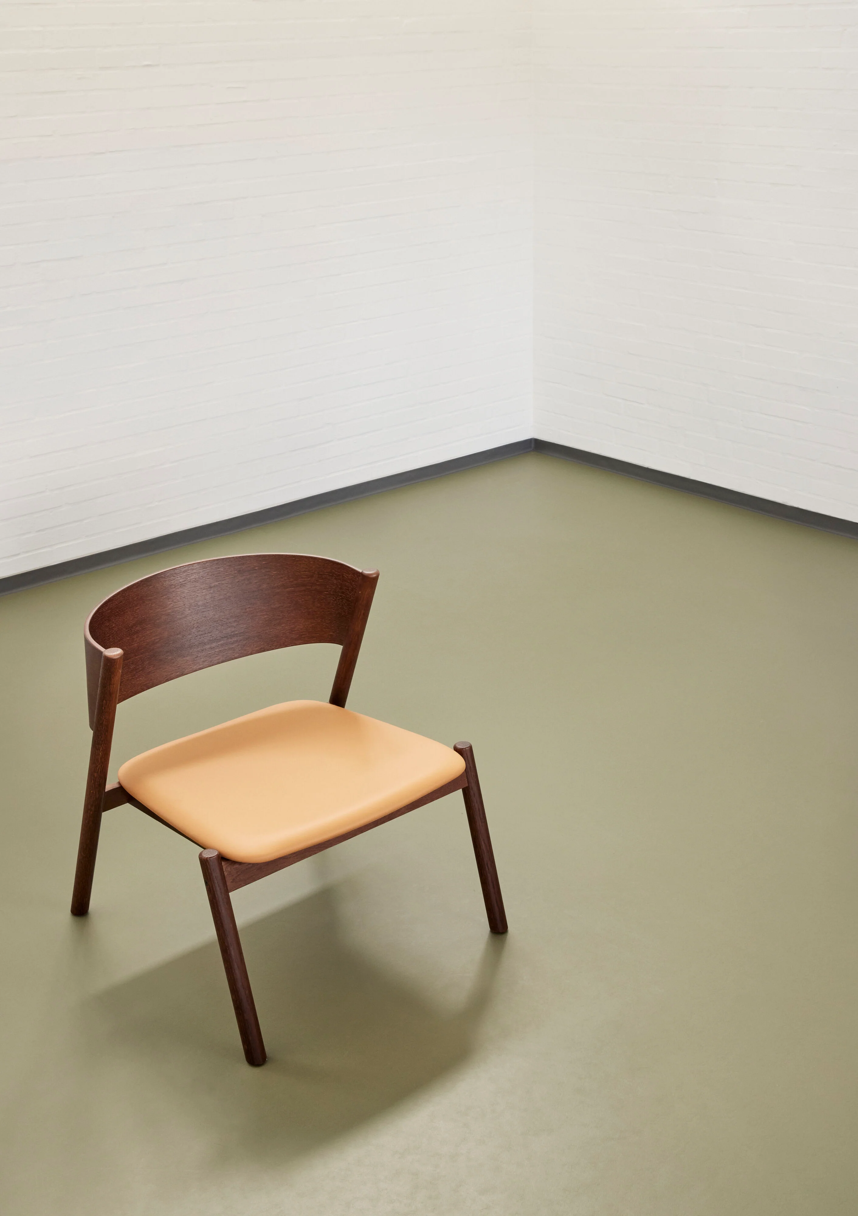 Hübsch  Oblique loungestol - brun