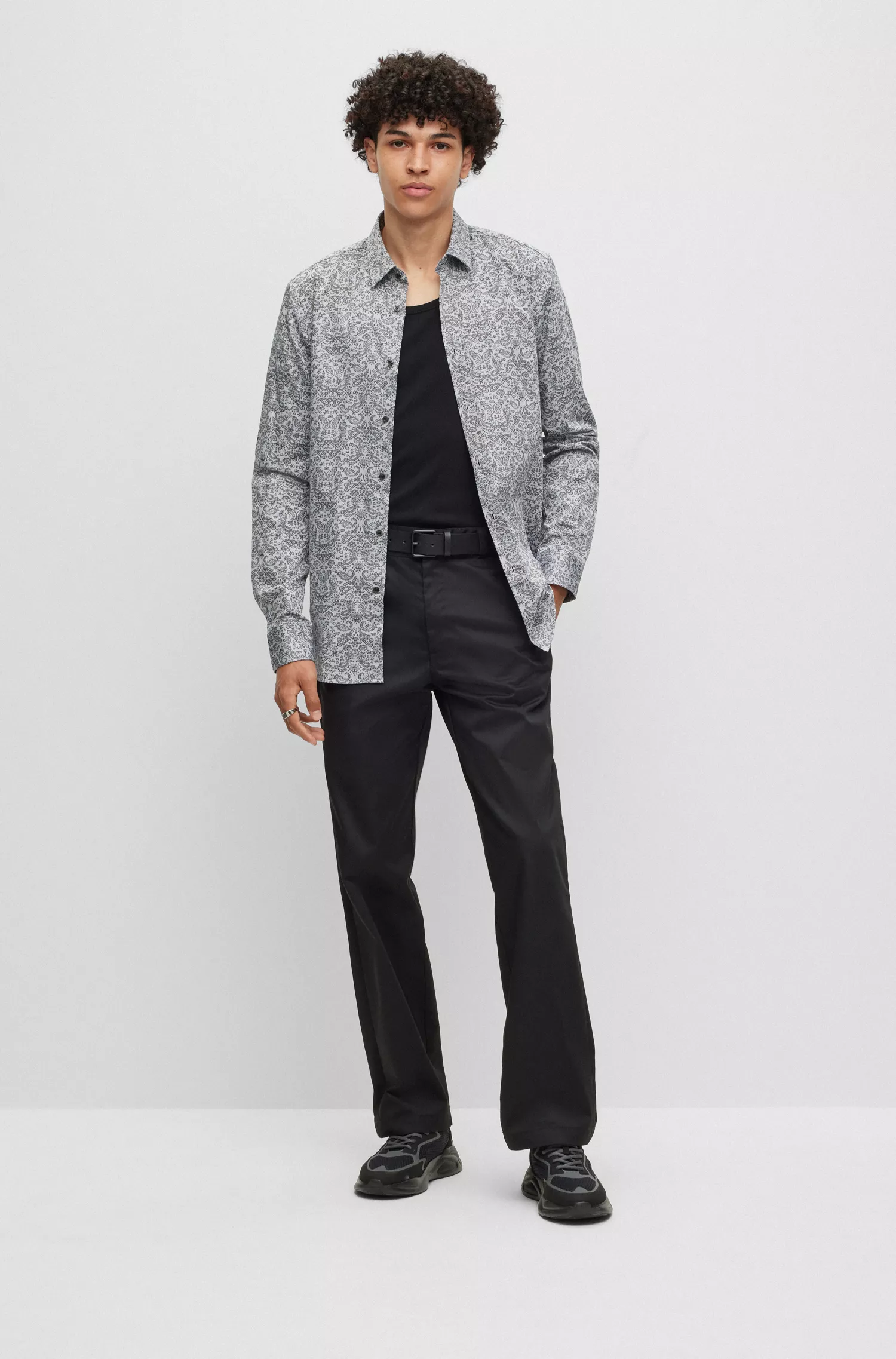 Camisa HUGO vermelha, corte extra slim, em jacquard de algodão com estampa paisley.