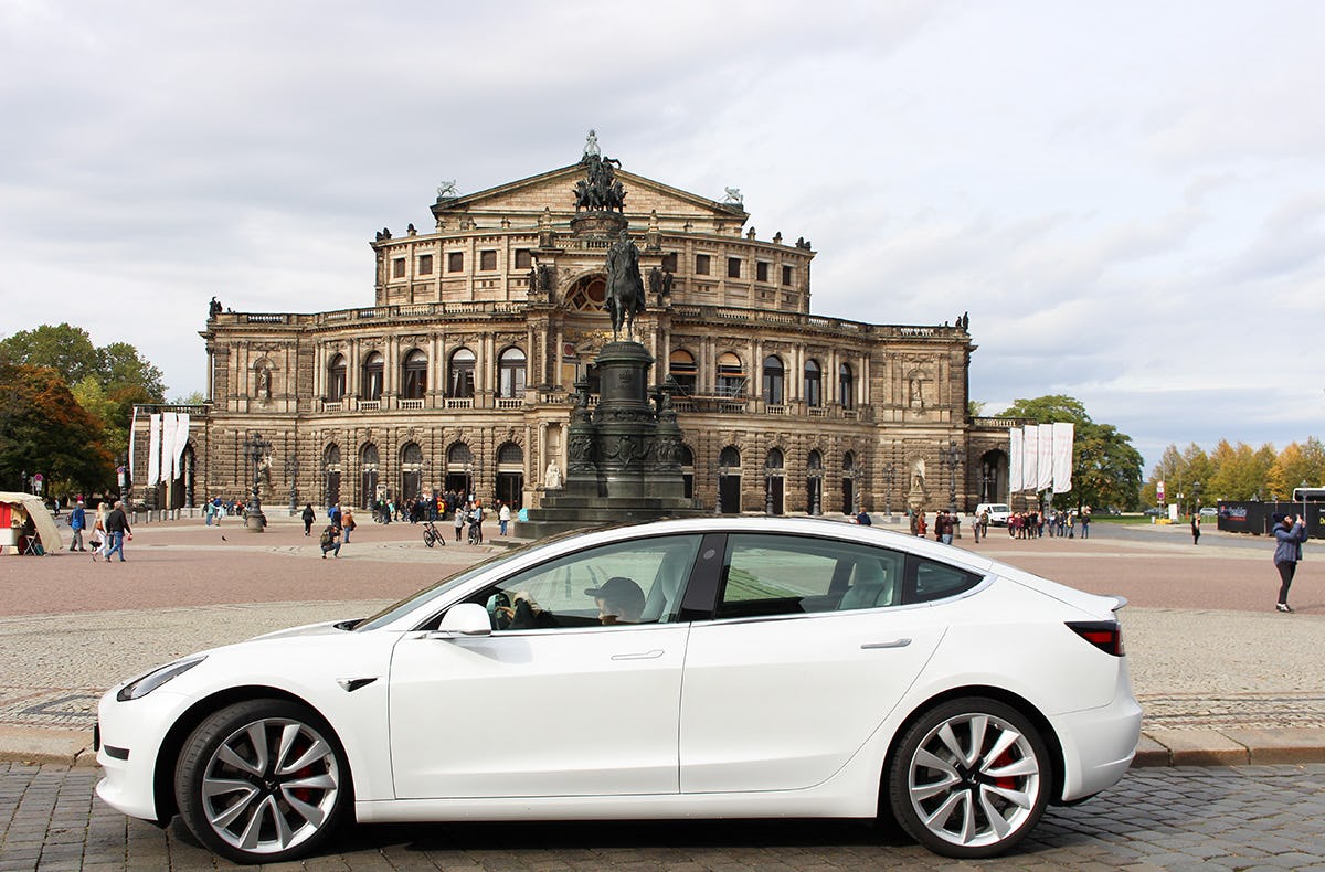 Tesla Model 3 Performance mieten Dresden (1 Tag)