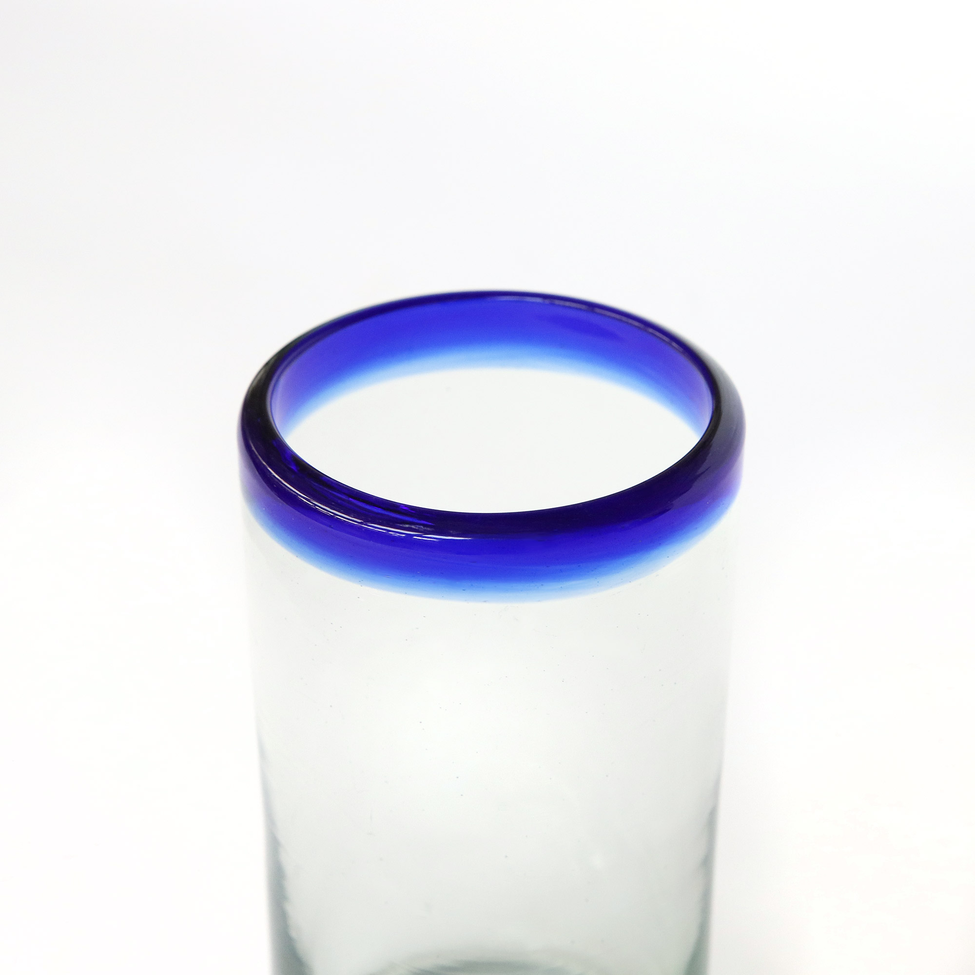 Wasserglas mit blauem Rand, mundgeblasen, H 15 cm, Ø 8 cm zu 9,50