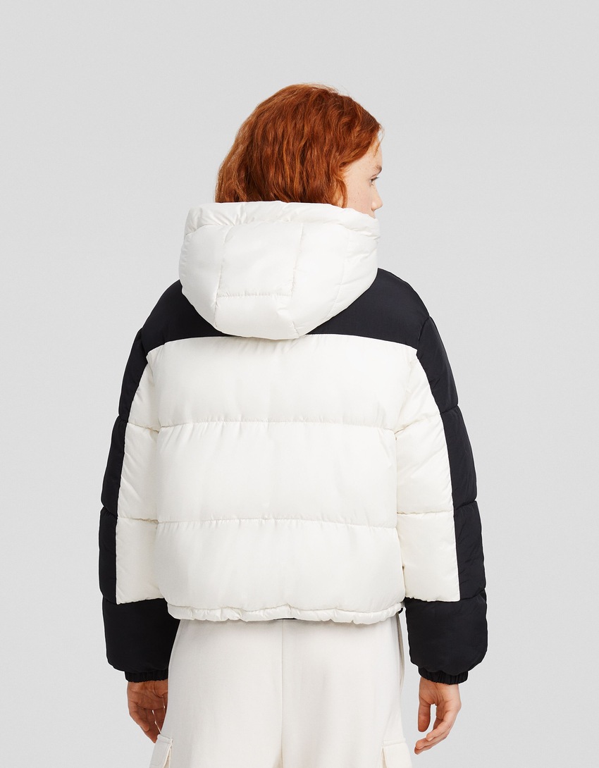 Jaqueta com capuz em blocos de cores, feita de nylon.
