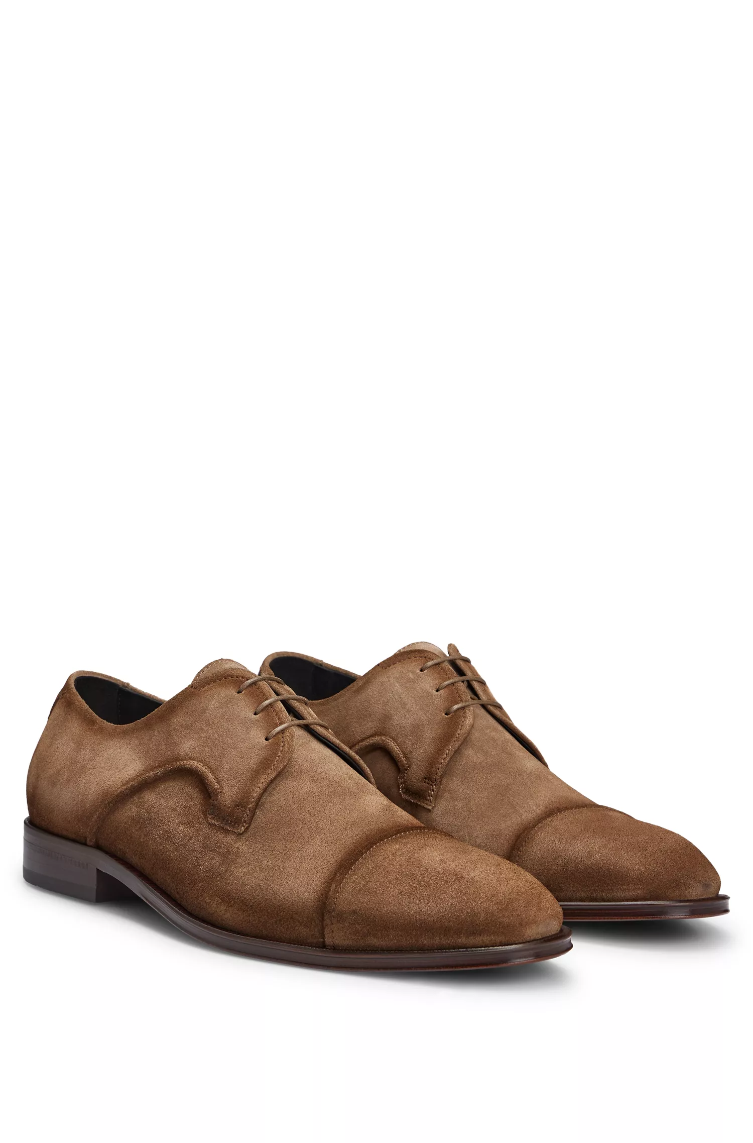 Sapatos Derby BOSS em camurça preta, fabricados na Itália, com detalhe na biqueira.