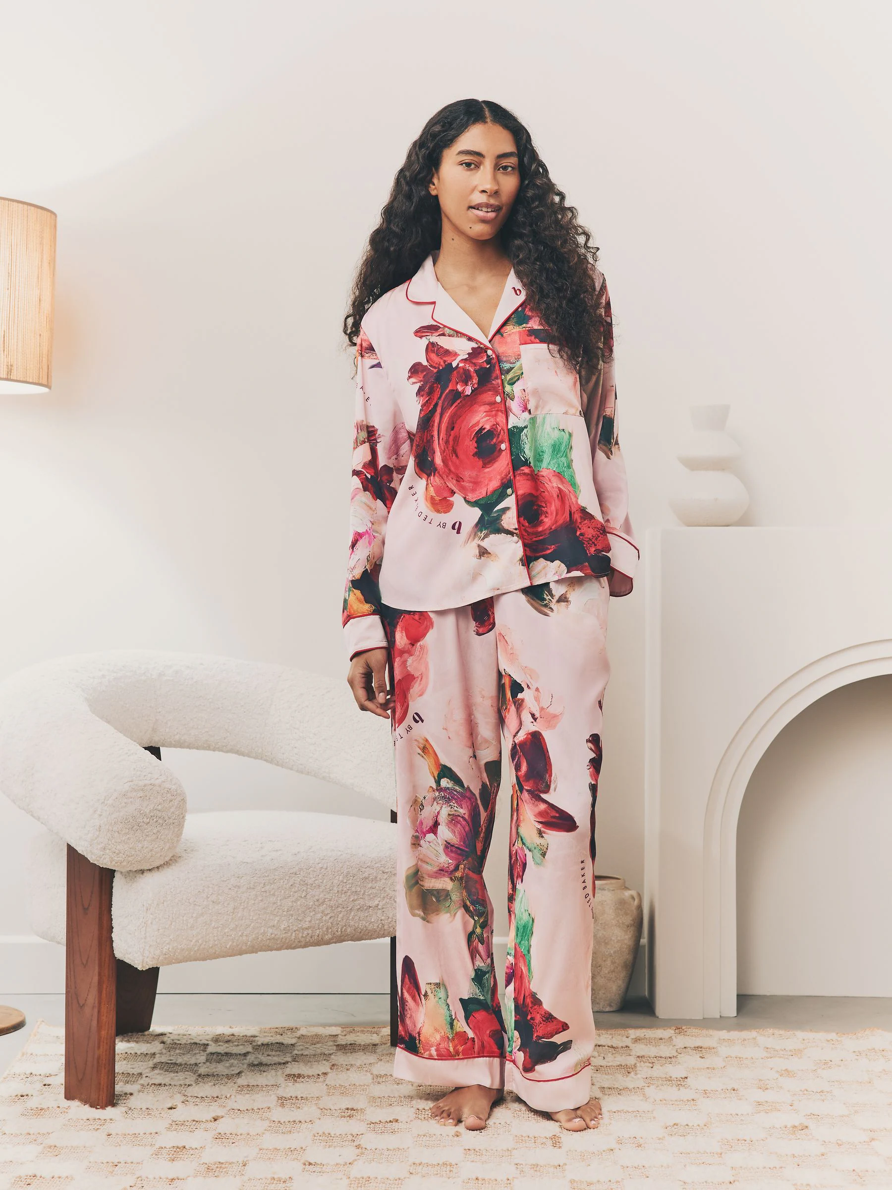 Roze rood gebloemd - B by Ted Baker - Satijnen pyjama met knopen