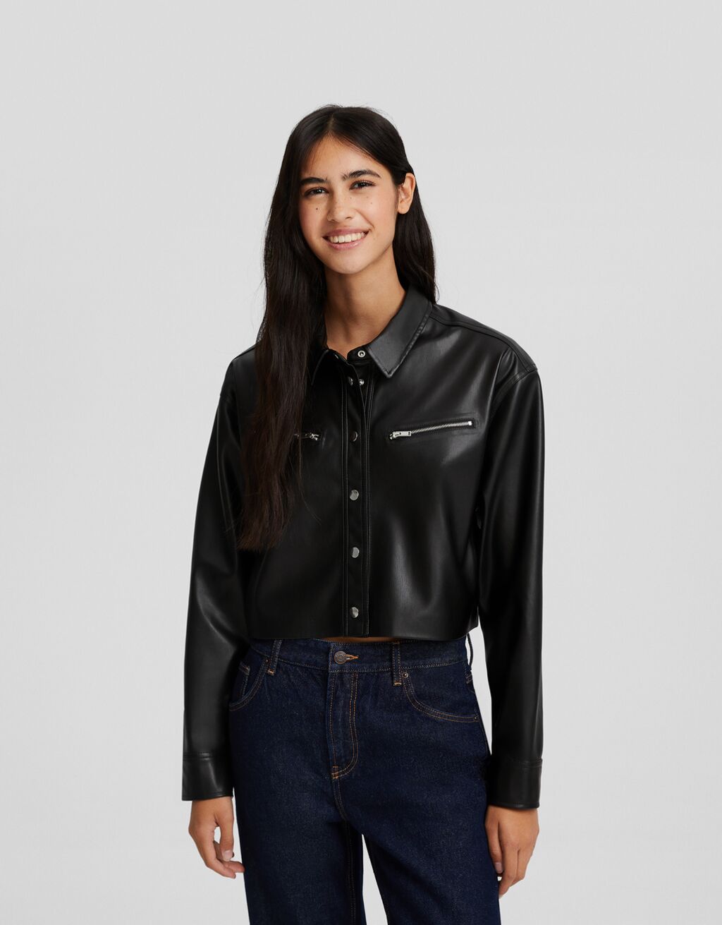 Camisa cropped de manga comprida em couro sintético com zíperes