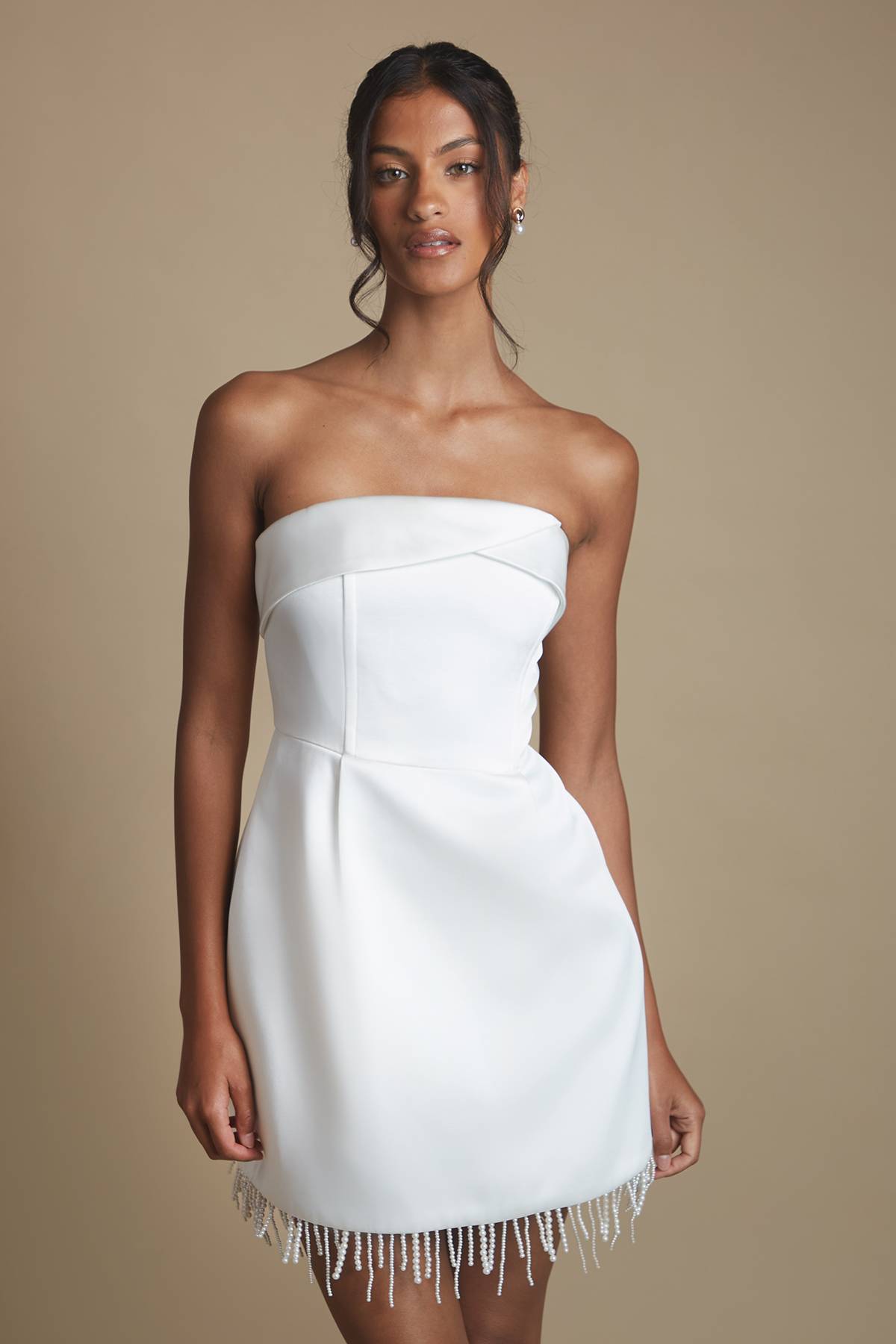 Coast Robe De Mariée Courte En Satin Sans Bretelles Avec Bordure De Perles À L'ourlet Pour Petite Taille