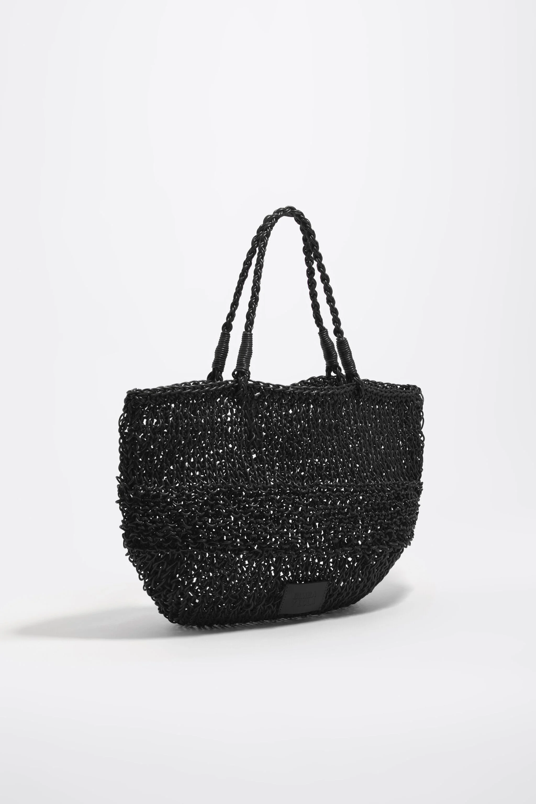 Bolsa de ombro média em couro trançado preto