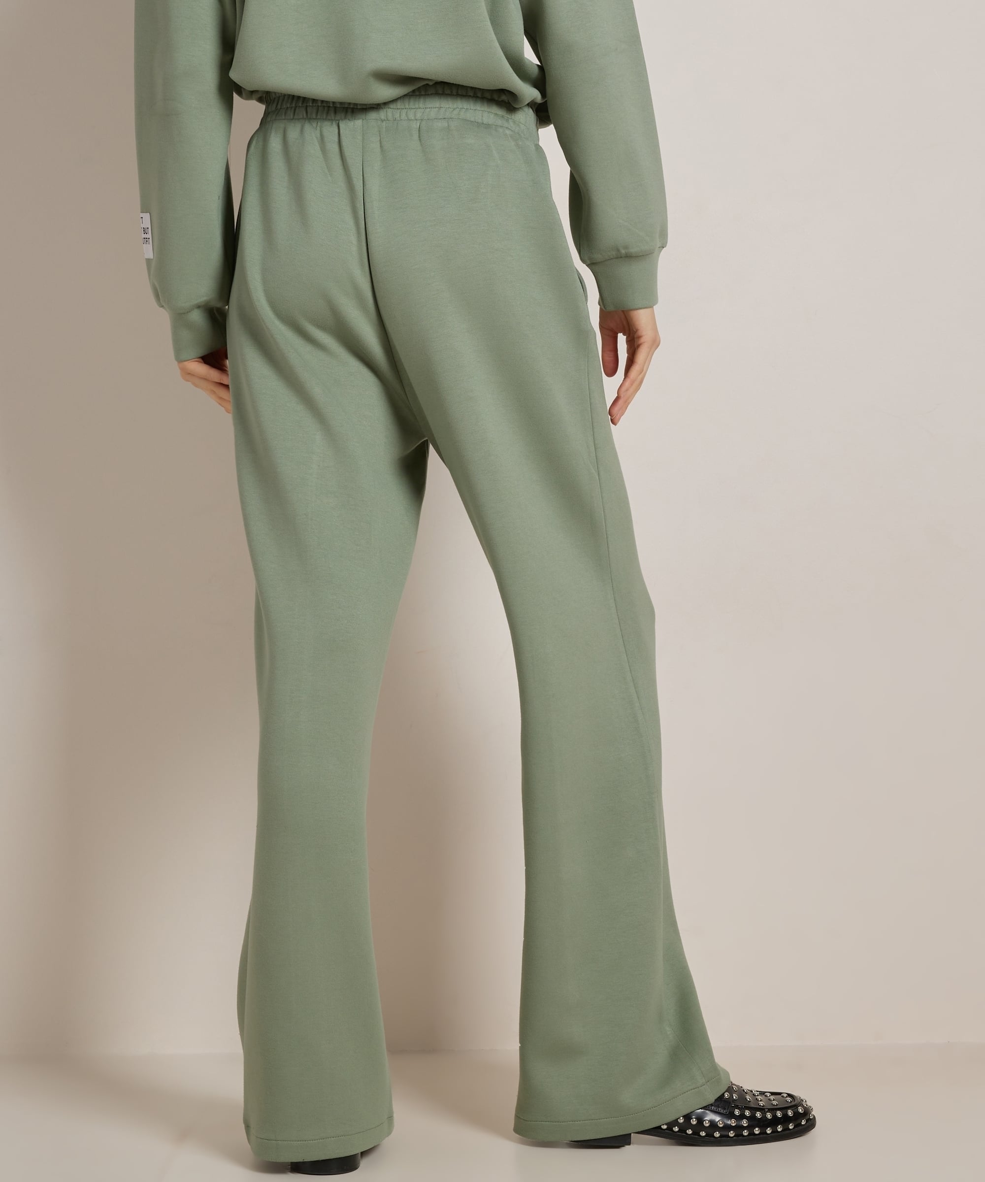 wide fit broek met label