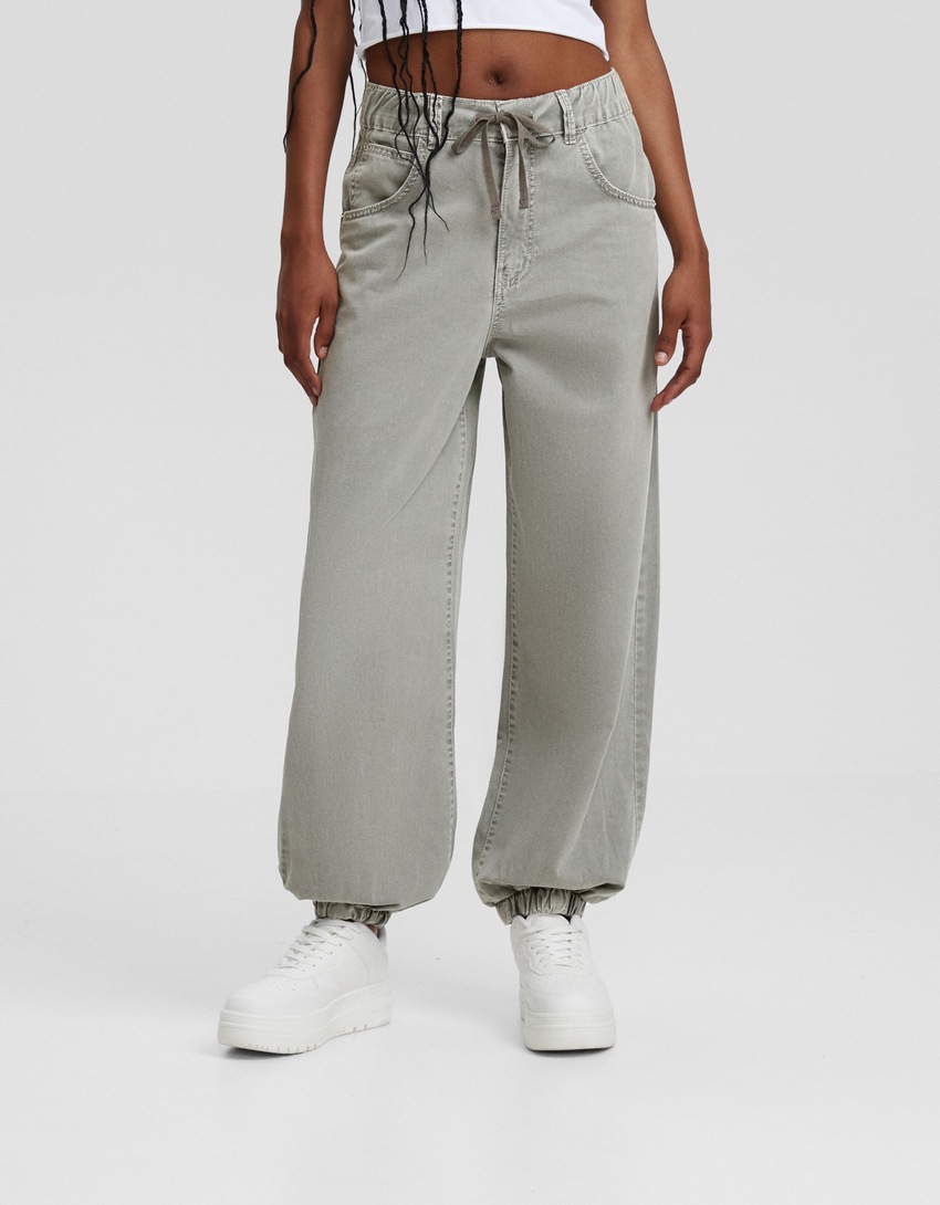 Calça jogger de algodão com cordão.