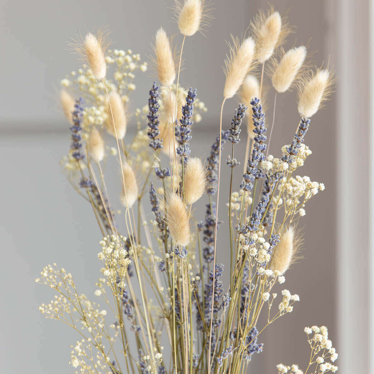 Lavender Dreams: boeket van gedroogd bloemen in beige en paars, gemaakt van lavendel en lagurus.