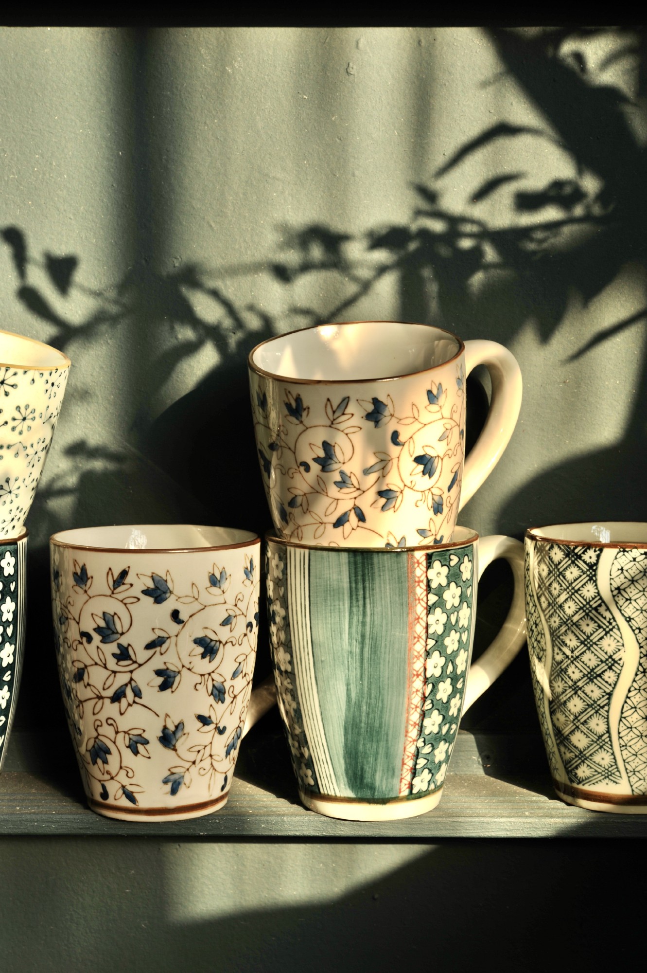 Tasse Gordes 'Ranke', weiß, blau, H 12 cm, Ø 9,5 cm zu 4,80