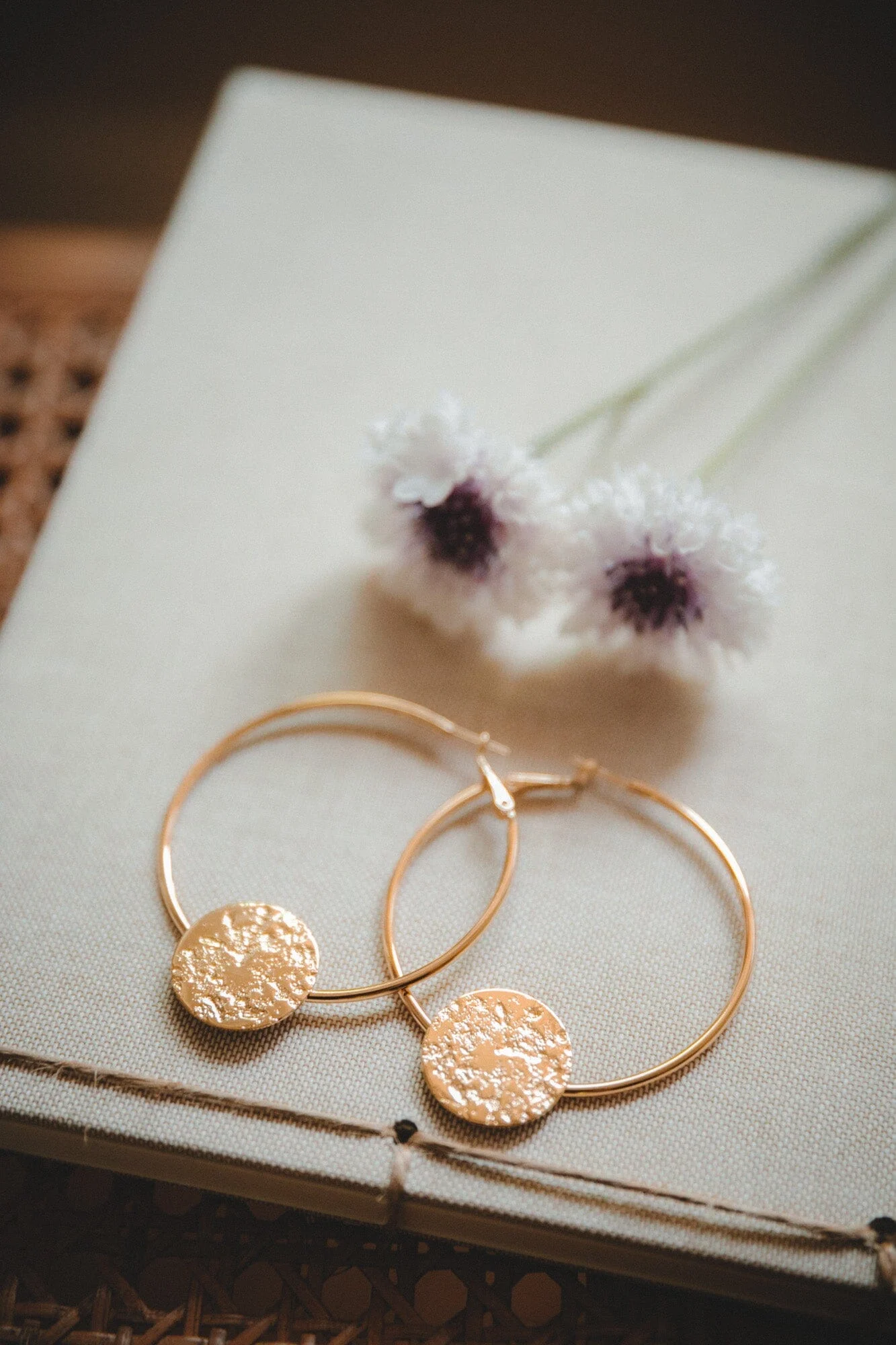 HESTIA - Boucles d'oreilles créoles ronds martelés doré à l'or fin | Doré