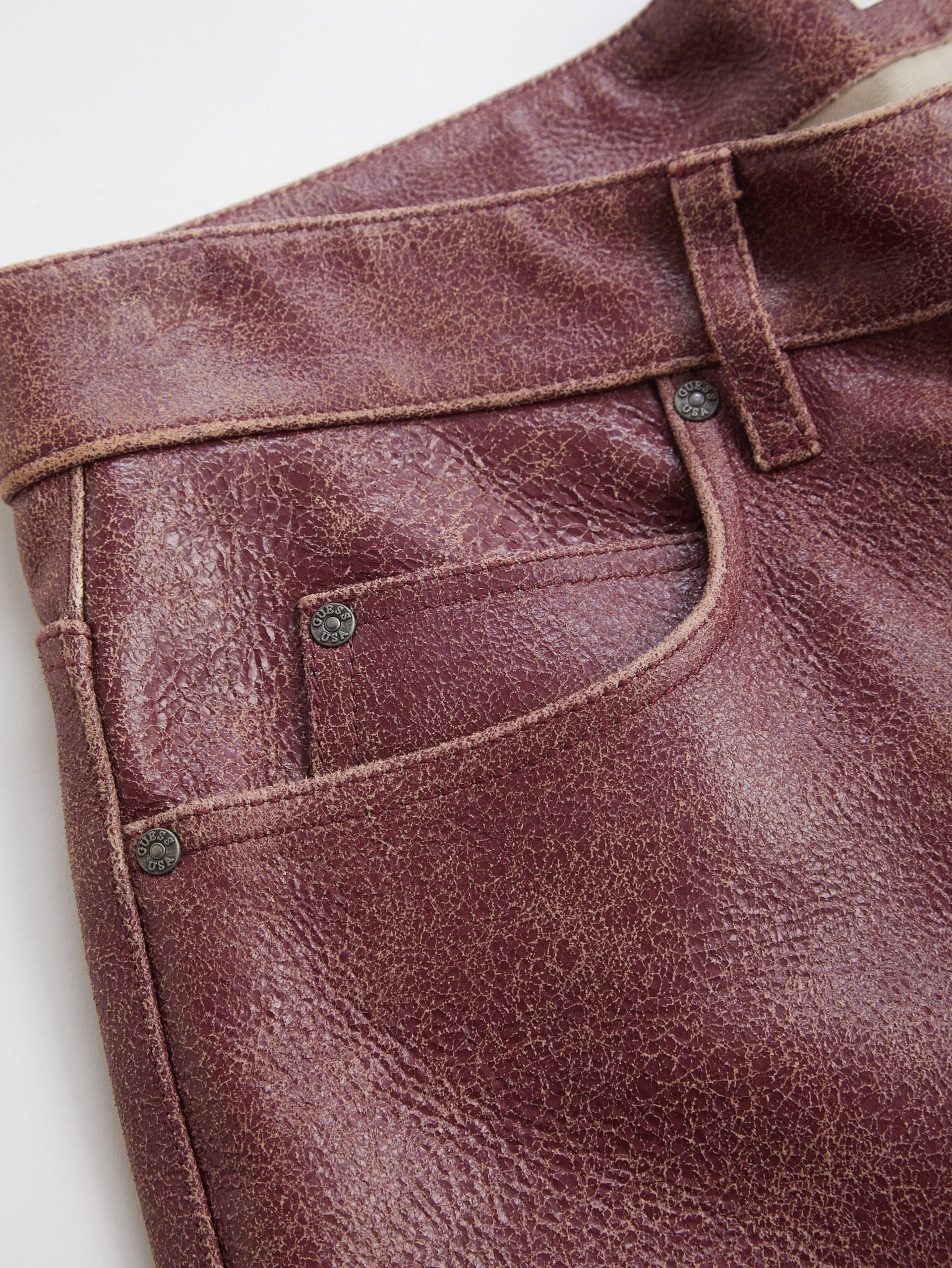 shorts de couro craquelado