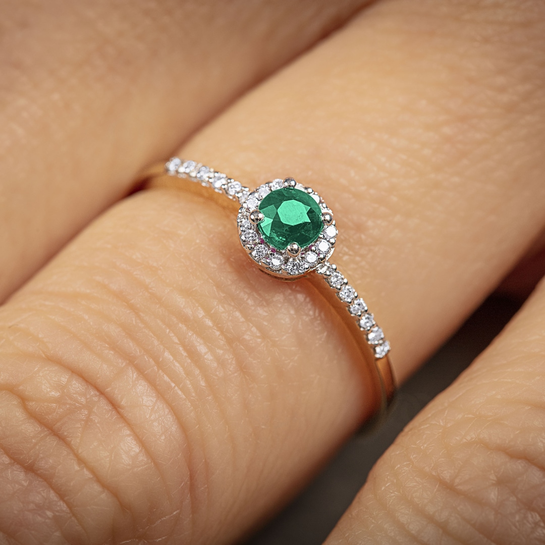 Damenring 750/18 K Gelbgold mit Smaragd rund und Diamanten 0.07 ct H/si