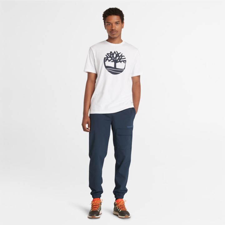 Camiseta masculina branca com o logotipo da árvore do rio Kennebec.