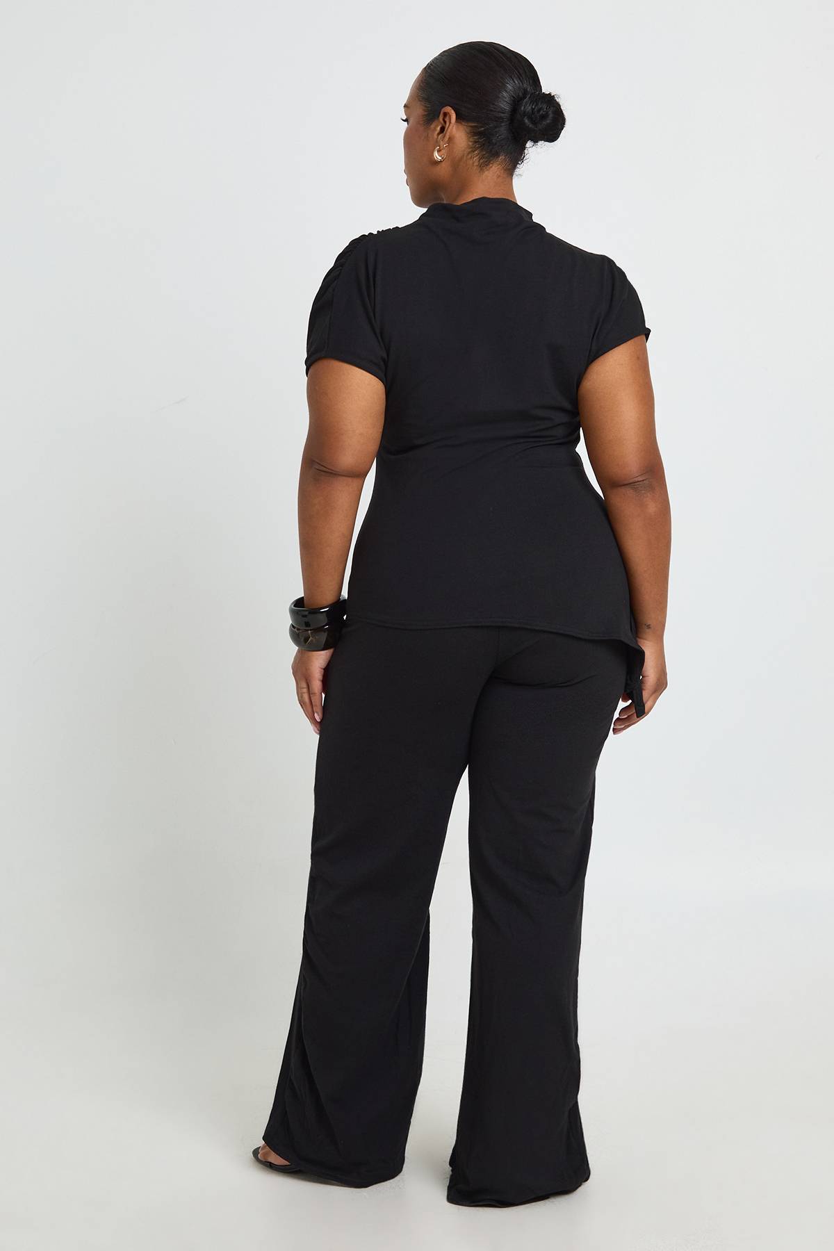 boohoo T-shirt Grande Taille À Col Montant Intégré, Taille Cintrée Et Détail Drapé Sur Le Côté