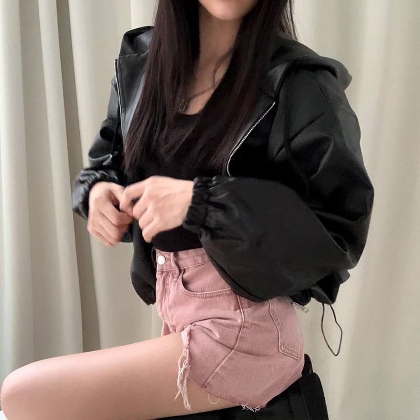 Janerium - Effen imitatieleren cropped jack met capuchon en trekkoordzoom