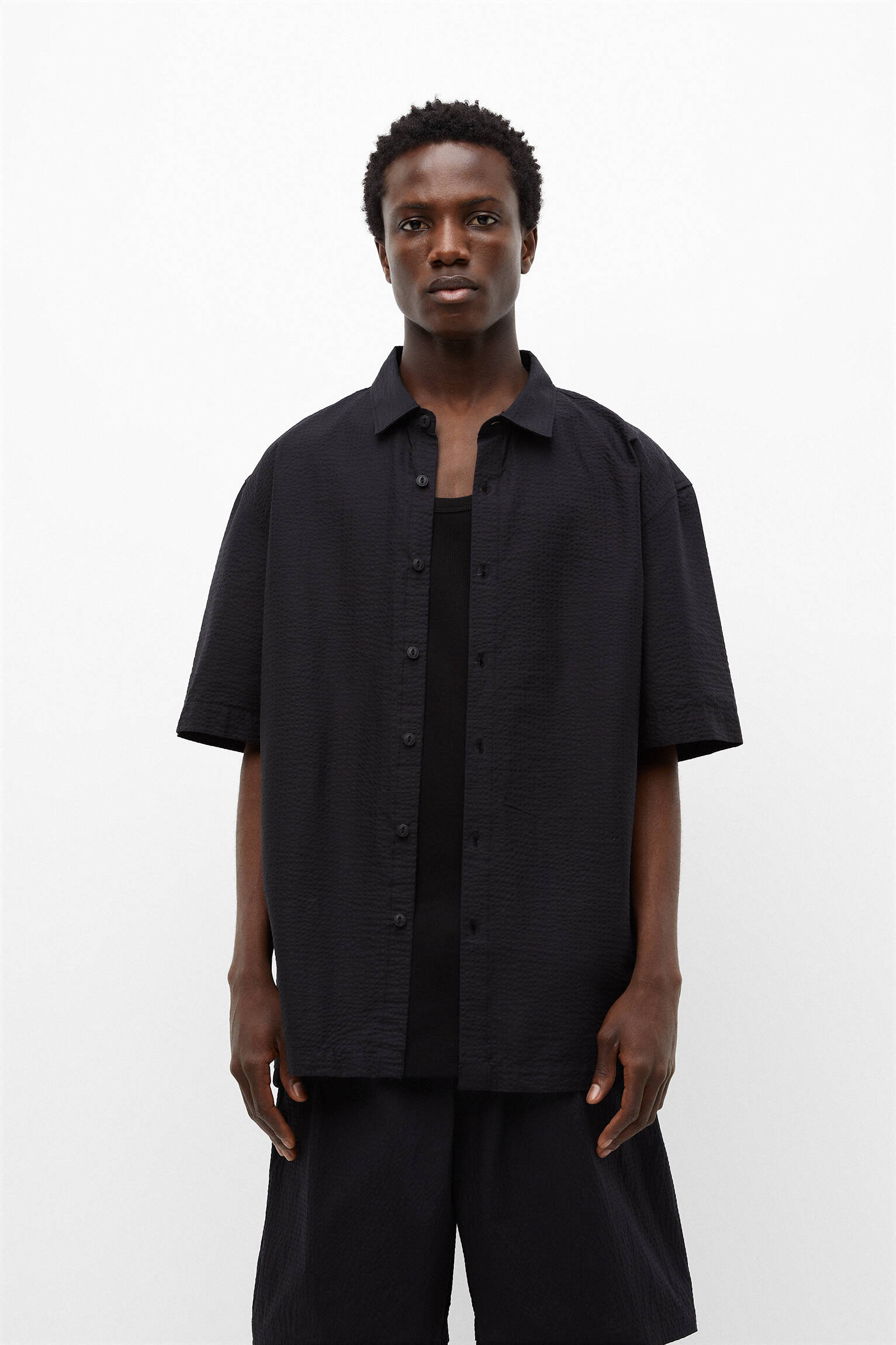 CAMISA DE MANGA CURTA EM SEERSUCKER - PRETA