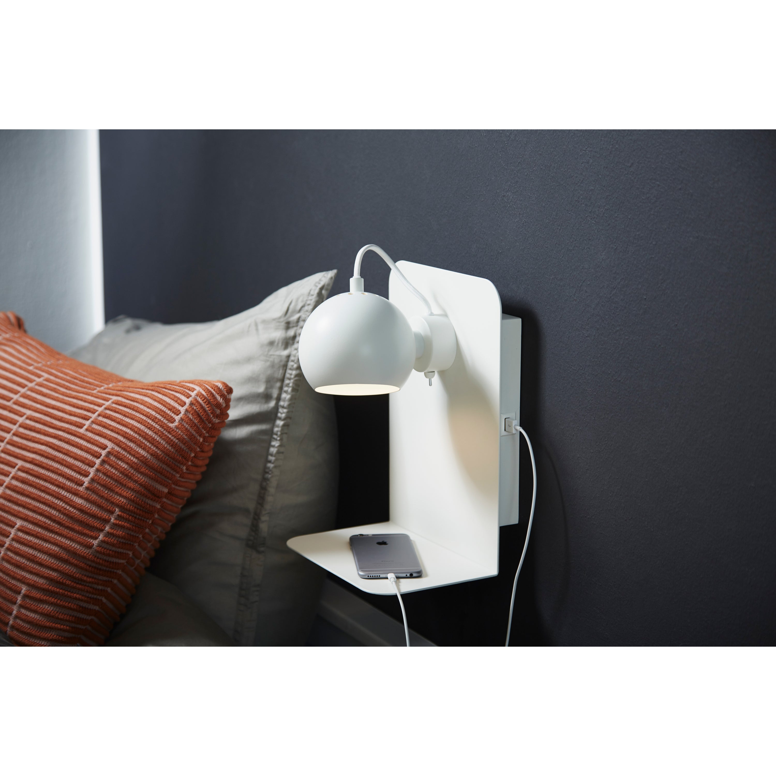 Frandsen Ball wandlamp met usb-poort mat wit